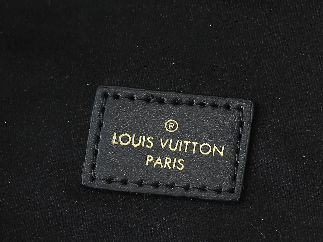 💰240💰Upgraded from the original M45165, this VANITY small handbag for the spring and summer of 2020 witnesses the contemporary movement composed by Nicolas Ghesquitère for Louis Vuitton’s travel heritage. This urban handbag reinterprets the Nice cosmetic bag in Monogram and Monogram Reverse canvas. Whether carried by hand or worn on the shoulder or cross-body with the leather chain strap, the soft and lightweight design can be carried with you. Size:19x13x11cm