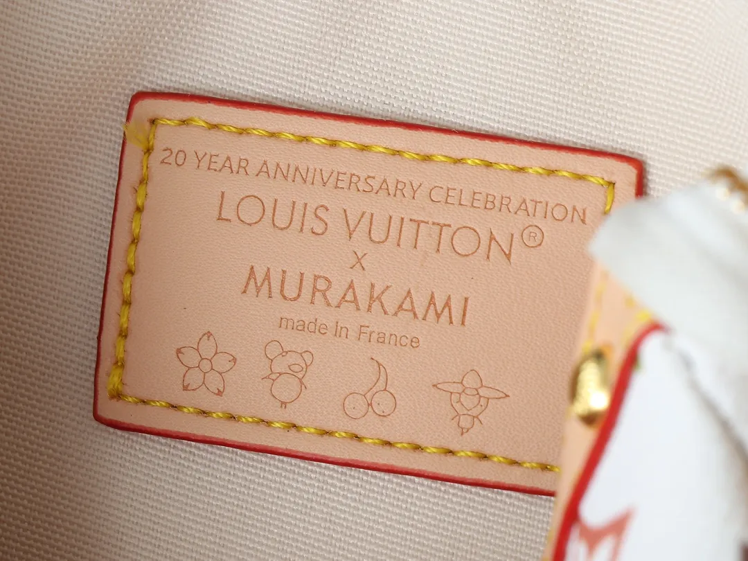 💰200💰Upgraded original M13663 M13404 M13440 M92649 This Pochette Accessoires handbag is made of coated canvas, with colorful Monogram patterns to interpret the smart style of the Louis Vuitton x Murakami cross-border collaboration series. Calf leather trim and dazzling hardware add to the sophisticated details, while the detachable shoulder strap and chain allow for flexible carry. Dimensions: 22.0 x 13.0 x 4.0 cm (length x height x width)