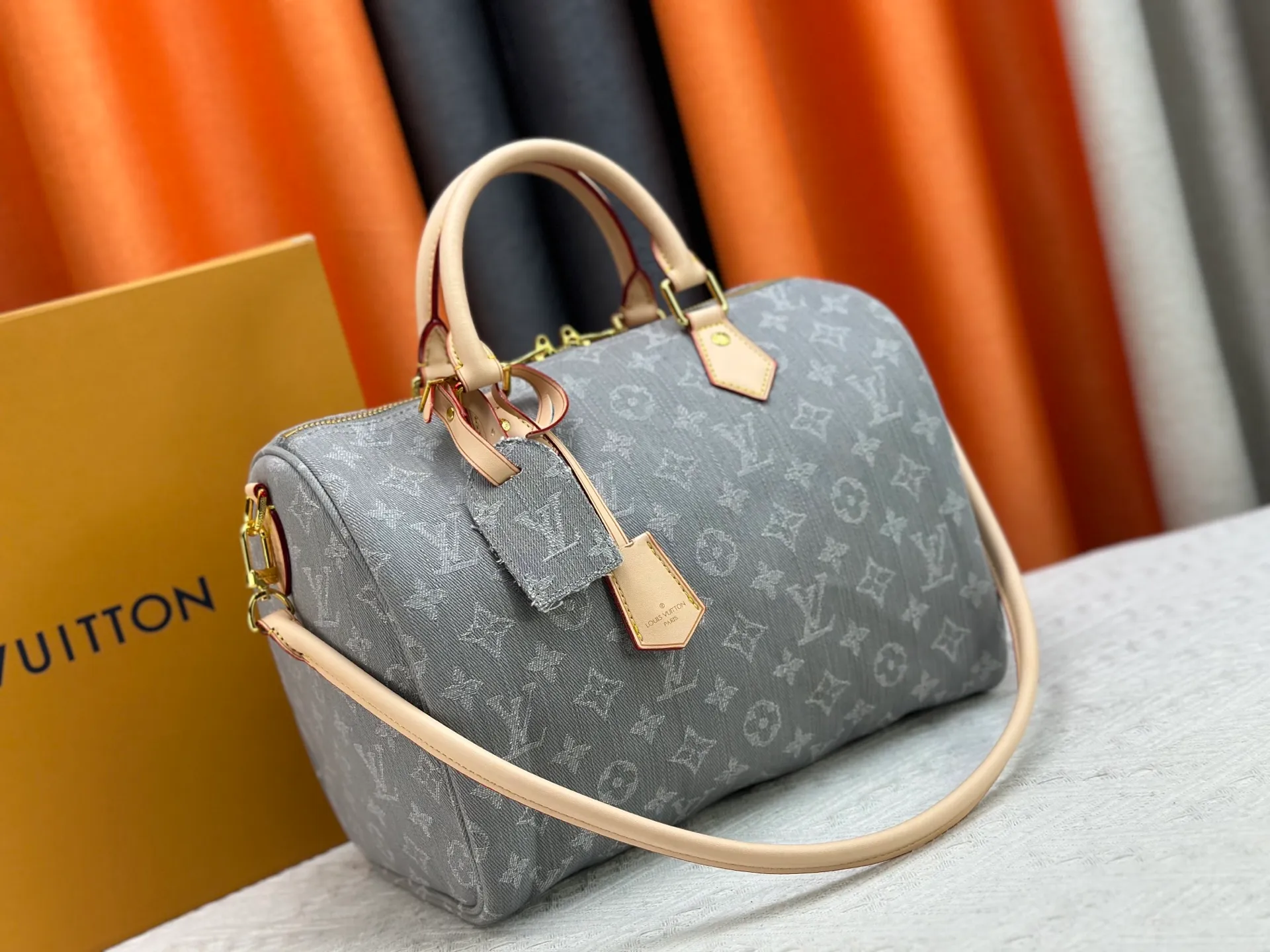 P320 Gray Denim Blue Denim M13344 M40391 Denim Denim Louis Vuitton collaborated with Takashi Murakami for the first time and launched the classic "Color Monogram" series, which immediately triggered a trend storm. Based on the denim denim design launched in 2005, cherry elements are integrated into LV's classic Monogram canvas, showing the perfect combination of art and fashion. Size: 30x21x17