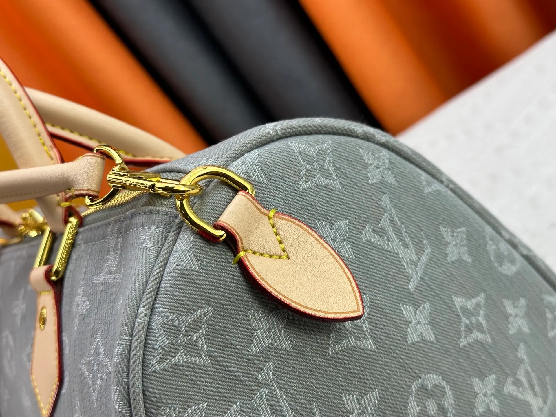 P320 Gray Denim Blue Denim M13344 M40391 Denim Denim Louis Vuitton collaborated with Takashi Murakami for the first time and launched the classic "Color Monogram" series, which immediately triggered a trend storm. Based on the denim denim design launched in 2005, cherry elements are integrated into LV's classic Monogram canvas, showing the perfect combination of art and fashion. Size: 30x21x17
