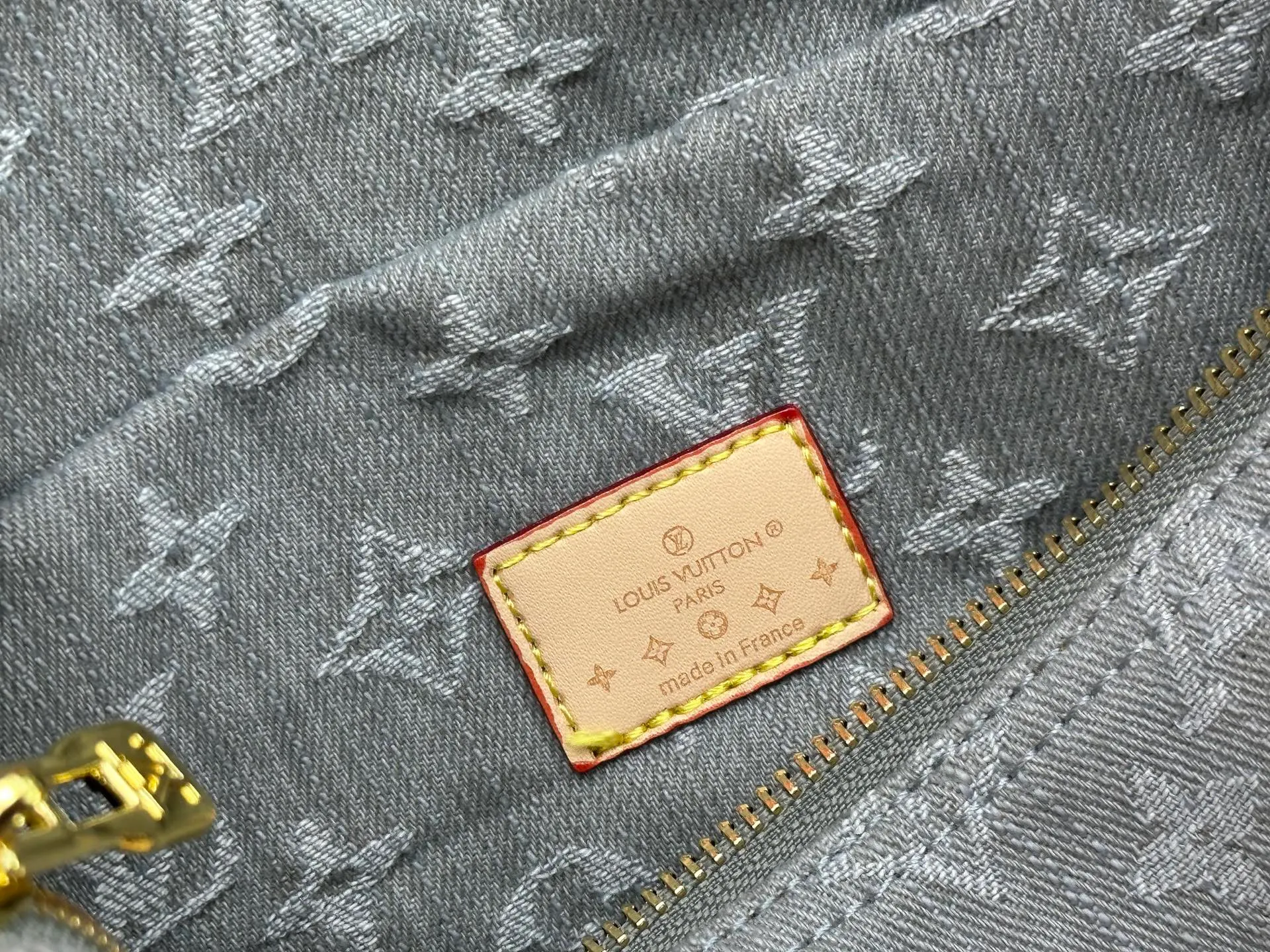 P320 Gray Denim Blue Denim M13344 M40391 Denim Denim Louis Vuitton collaborated with Takashi Murakami for the first time and launched the classic "Color Monogram" series, which immediately triggered a trend storm. Based on the denim denim design launched in 2005, cherry elements are integrated into LV's classic Monogram canvas, showing the perfect combination of art and fashion. Size: 30x21x17