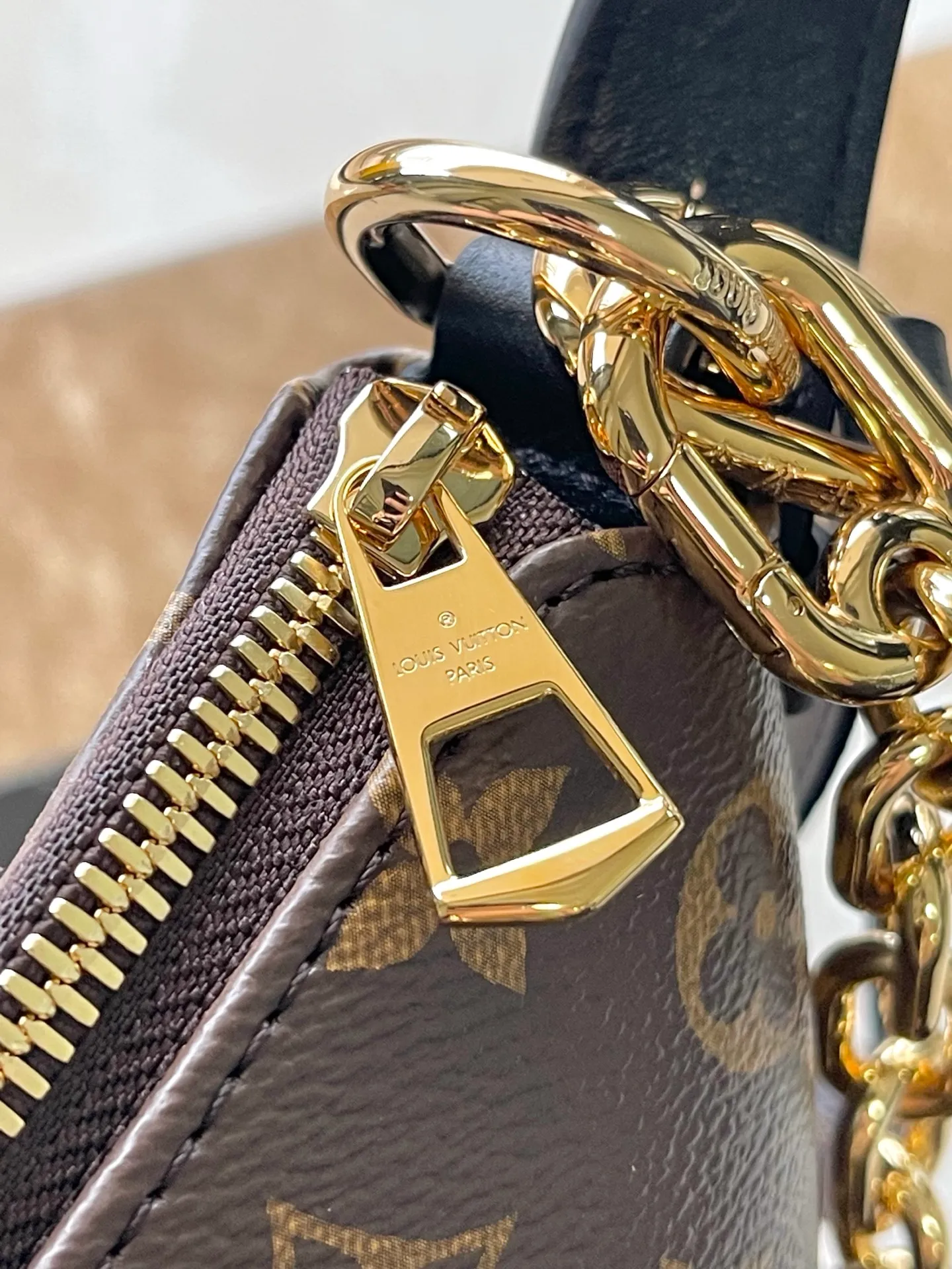 💰1000 Top Original M14056 Cookie BB handbag is made of Monogram coated canvas, with contrasting leather trim to accentuate the half-moon shape. The lightweight design combines an adjustable handle and a detachable chain to allow for easy conversion between cross-body and shoulder wear. The two ends of the bag can be connected to create a trendy wrist bag look. Dimensions: 28.5 × 19 × 5 cm