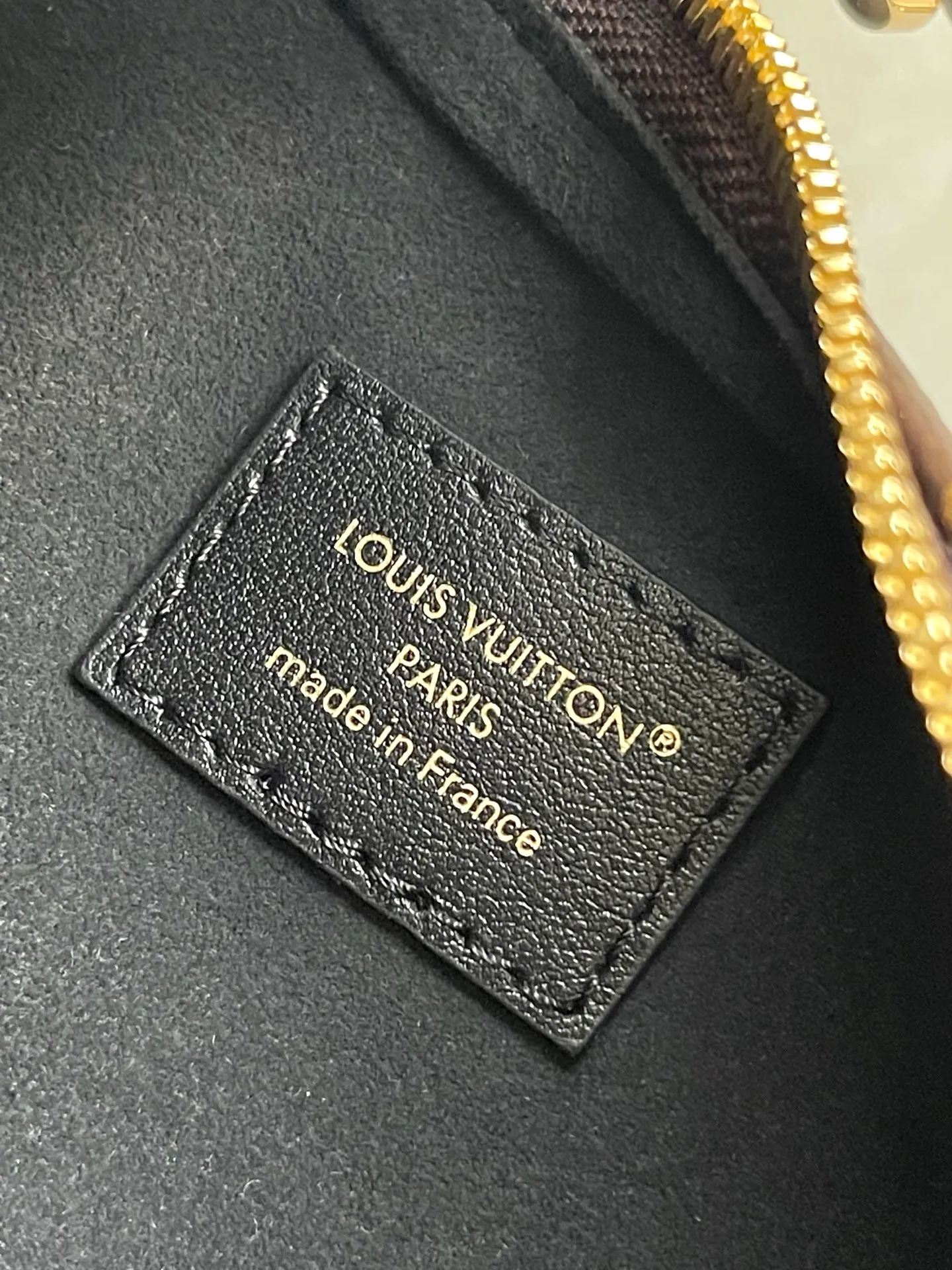 💰1000 Top Original M14056 Cookie BB handbag is made of Monogram coated canvas, with contrasting leather trim to accentuate the half-moon shape. The lightweight design combines an adjustable handle and a detachable chain to allow for easy conversion between cross-body and shoulder wear. The two ends of the bag can be connected to create a trendy wrist bag look. Dimensions: 28.5 × 19 × 5 cm