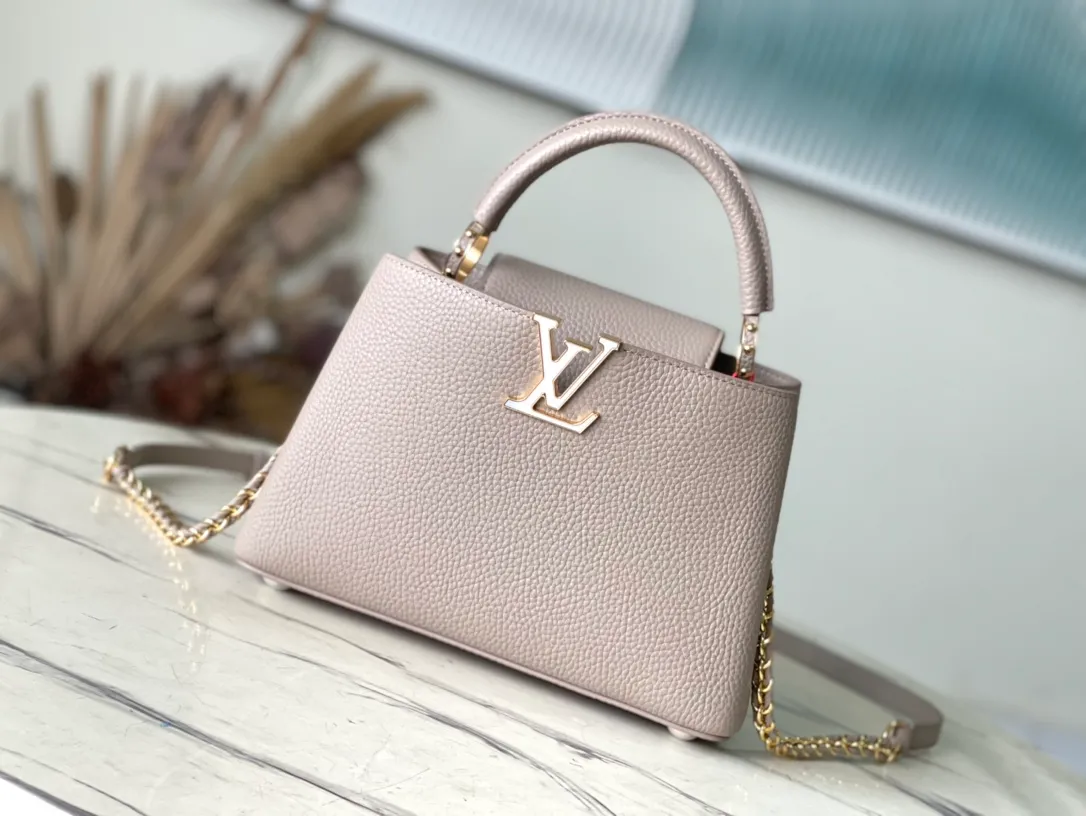 💰2360 (Special grade original leather) M23083 Elephant gray and white shell buckle Full leather cap Naying series Chinese Valentine's Day limited edition/small Capucines BB handbag from LV Milky Way series, presenting an exclusive gift for Valentine's Day. Taurillon leather is dip-dyed in soft tones, while the metallic hardware's dazzling shine and iridescent gradient provide elegant contrast. The detachable chain and leather shoulder strap make it easy to carry over the shoulder or cross-body. 27x18x9cm cm (length x height x width)