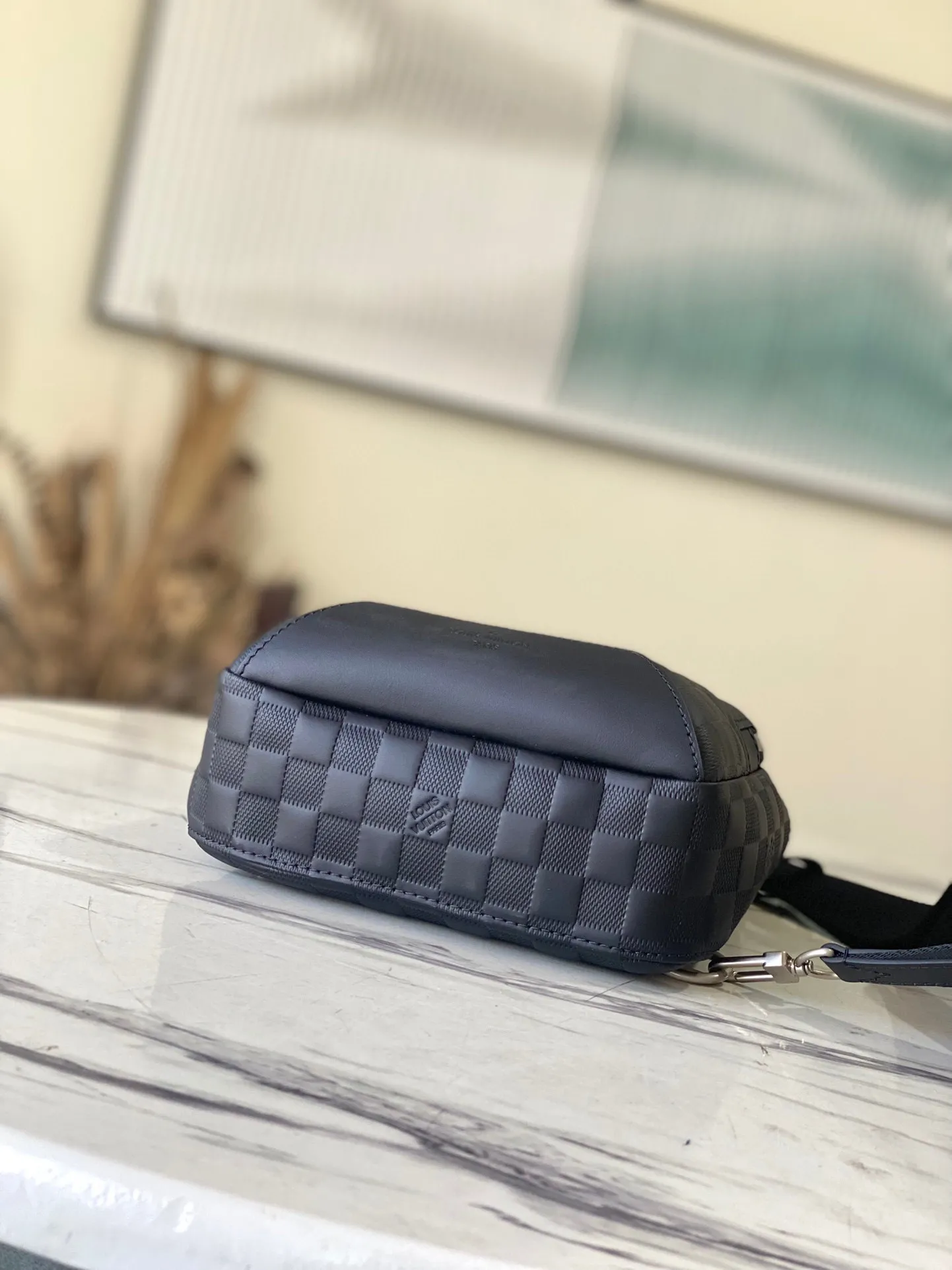 💰820 (first-grain leather) Top-quality original item N41720 Sporty and casual, this Avenue shoulder bag is made of Damier Infini leather and is your ideal bag in the city. Compact and lightweight, the bag shape conforms to the curves of the body, making it the ideal small handbag for the modern active man. 20 x 31 x 10cm (length x height x width)