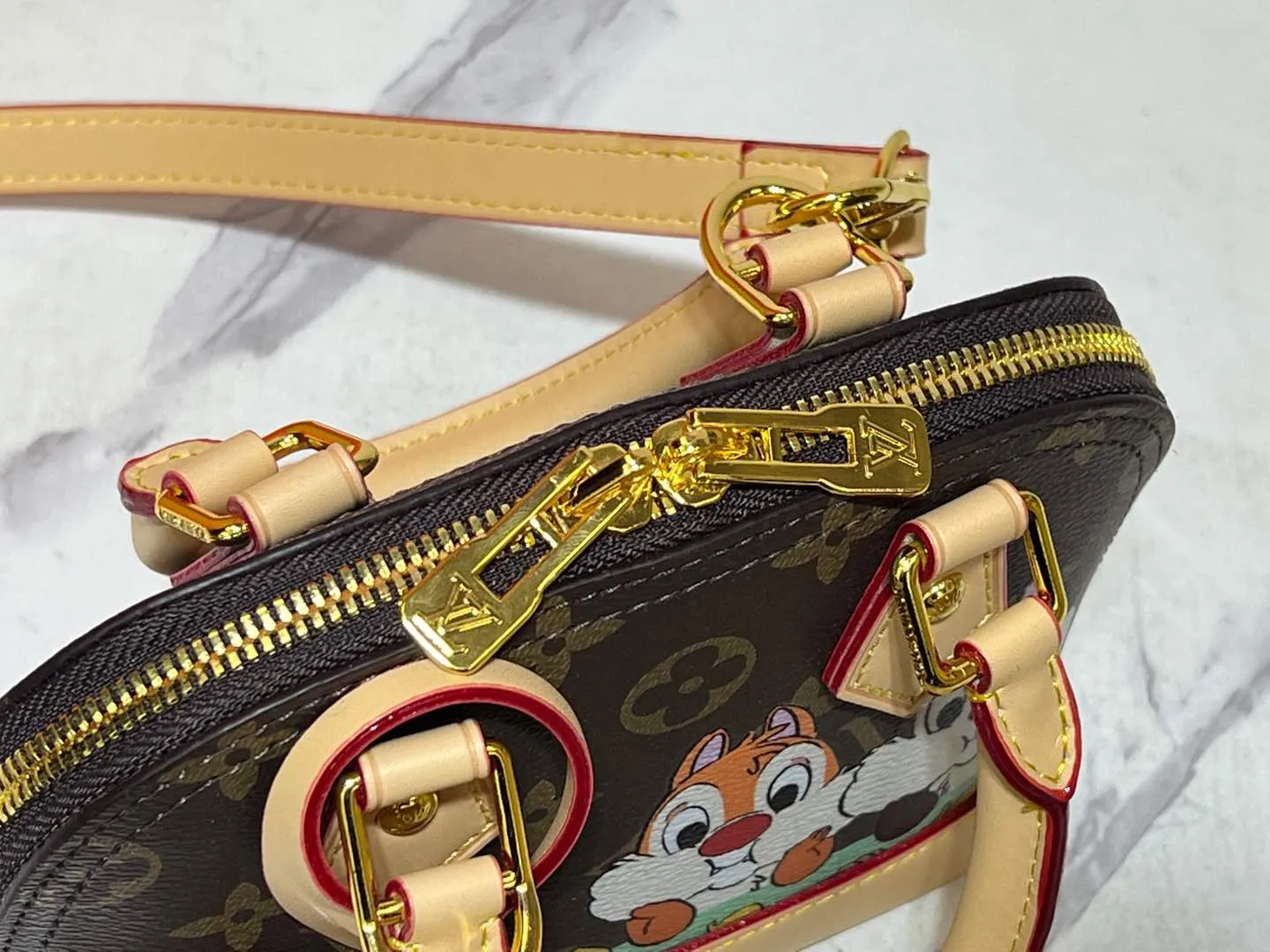 Batch 280💰Upgraded original version [Alma Nano shell handbag] M82717 M90611 mini shell bag Qiqi Stella series New launch Nano Alma handbag Reproduce the nano Alma of the iconic Alma bag with a miniature version. Louis Vuitton's signature Monogram canvas material harmonizes with the natural leather upholstery. Expertly crafted items that combine traditional charm with modern functionality. Opening the double zippers reveals an interior design with surprisingly ample storage space. With two leather handles and an adjustable, removable shoulder strap, it can be styled in a variety of ways.  Dimensions: 18 x 12 x 8 cm