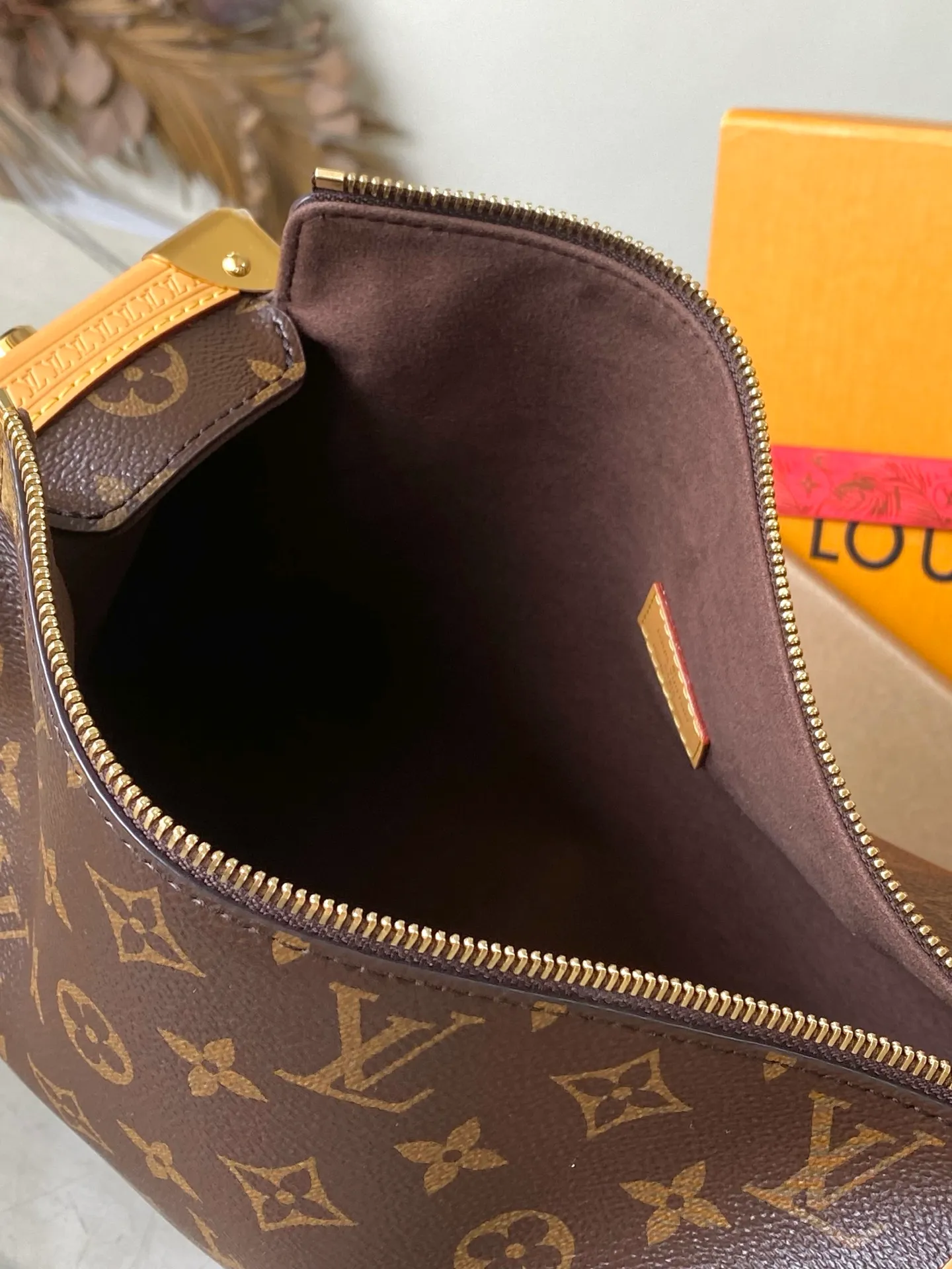 💰1140 Top original order M14513 This large Side Trunk handbag is made of Monogram canvas with contrasting leather trim. It is equipped with bright metal parts and a new extended chain. It has an eye-catching design to store daily needs. The S-lock buckle and hard-case style corners add to the brand style. Dimensions: 30 × 20 × 10cm