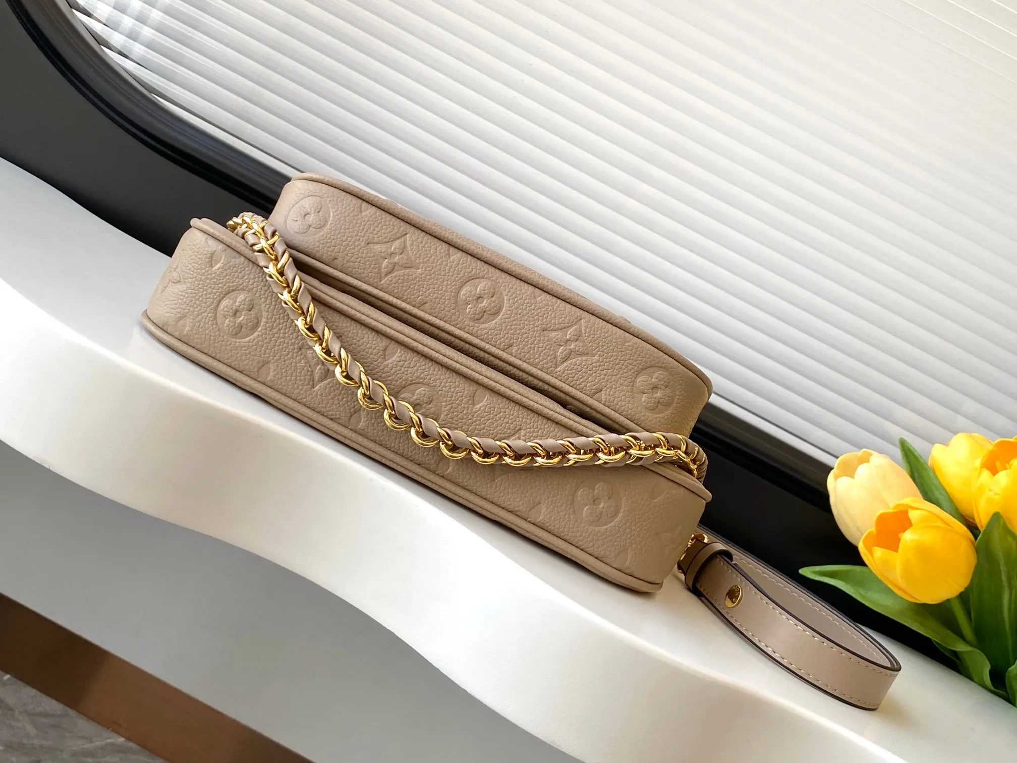 💰940 (top layer leather) top original single dynamic transcoding chip [three-piece mahjong bag] New full leather printing Highly practical in stock M22670 green M45777 black silk screen M80399 black embossed M80447 white embossed M45777 black silk screen M80447 white silk screen M45777 apricot embossed M45777 apricot silk screen M46093 color pink M46180 color blue [three-piece mahjong bag] New full leather printing Highly practical in stock M46569 off-white new version M45777 black silk screen M80399 black embossed M80447 white embossed M45777 black silk screen M80447 white silk screen M45777 apricot embossed M45777 apricot silk screen M46093 color pink. It is a must-have for celebrities and fashionable people. It has a very high appearance rate. It is not restricted by seasons. It is very suitable for matching clothes no matter what season. Carrying a three-piece mahjong bag will instantly transform you from an amateur to a fashion "blogger" who knows how to dress. Large: 23.5×13×4.5cm. Small: 18.5×11×4.5cm. 80%. A must-have for celebrities and fashionable people. It has a very high appearance rate. Not restricted by the season, it is very suitable for matching clothes no matter what season. Carrying a three-piece mahjong bag will instantly transform you from an amateur to a fashion "blogger" who knows how to dress 😎 Large: 23.5×13×4.5cm Small: 18.5×11×4.5cm 80%M It is a must-have for celebrities and fashionable people and has a very high appearance rate. Not restricted by the season, it is very suitable for matching clothes no matter what season. Carrying a three-piece mahjong bag on your back will instantly transform you from an amateur to a fashionable "blogger" who knows how to dress well 😎 Large: 23.5×13×4.5cm Small: 18.5×11×4.5cm 80%