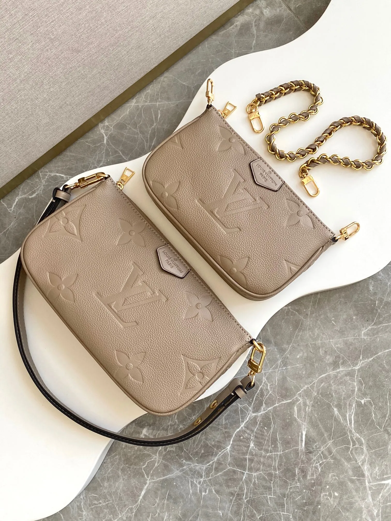 💰940 (top layer leather) top original single dynamic transcoding chip [three-piece mahjong bag] New full leather printing Highly practical in stock M22670 green M45777 black silk screen M80399 black embossed M80447 white embossed M45777 black silk screen M80447 white silk screen M45777 apricot embossed M45777 apricot silk screen M46093 color pink M46180 color blue [three-piece mahjong bag] New full leather printing Highly practical in stock M46569 off-white new version M45777 black silk screen M80399 black embossed M80447 white embossed M45777 black silk screen M80447 white silk screen M45777 apricot embossed M45777 apricot silk screen M46093 color pink. It is a must-have for celebrities and fashionable people. It has a very high appearance rate. It is not restricted by seasons. It is very suitable for matching clothes no matter what season. Carrying a three-piece mahjong bag will instantly transform you from an amateur to a fashion "blogger" who knows how to dress. Large: 23.5×13×4.5cm. Small: 18.5×11×4.5cm. 80%. A must-have for celebrities and fashionable people. It has a very high appearance rate. Not restricted by the season, it is very suitable for matching clothes no matter what season. Carrying a three-piece mahjong bag will instantly transform you from an amateur to a fashion "blogger" who knows how to dress 😎 Large: 23.5×13×4.5cm Small: 18.5×11×4.5cm 80%M It is a must-have for celebrities and fashionable people and has a very high appearance rate. Not restricted by the season, it is very suitable for matching clothes no matter what season. Carrying a three-piece mahjong bag on your back will instantly transform you from an amateur to a fashionable "blogger" who knows how to dress well 😎 Large: 23.5×13×4.5cm Small: 18.5×11×4.5cm 80%