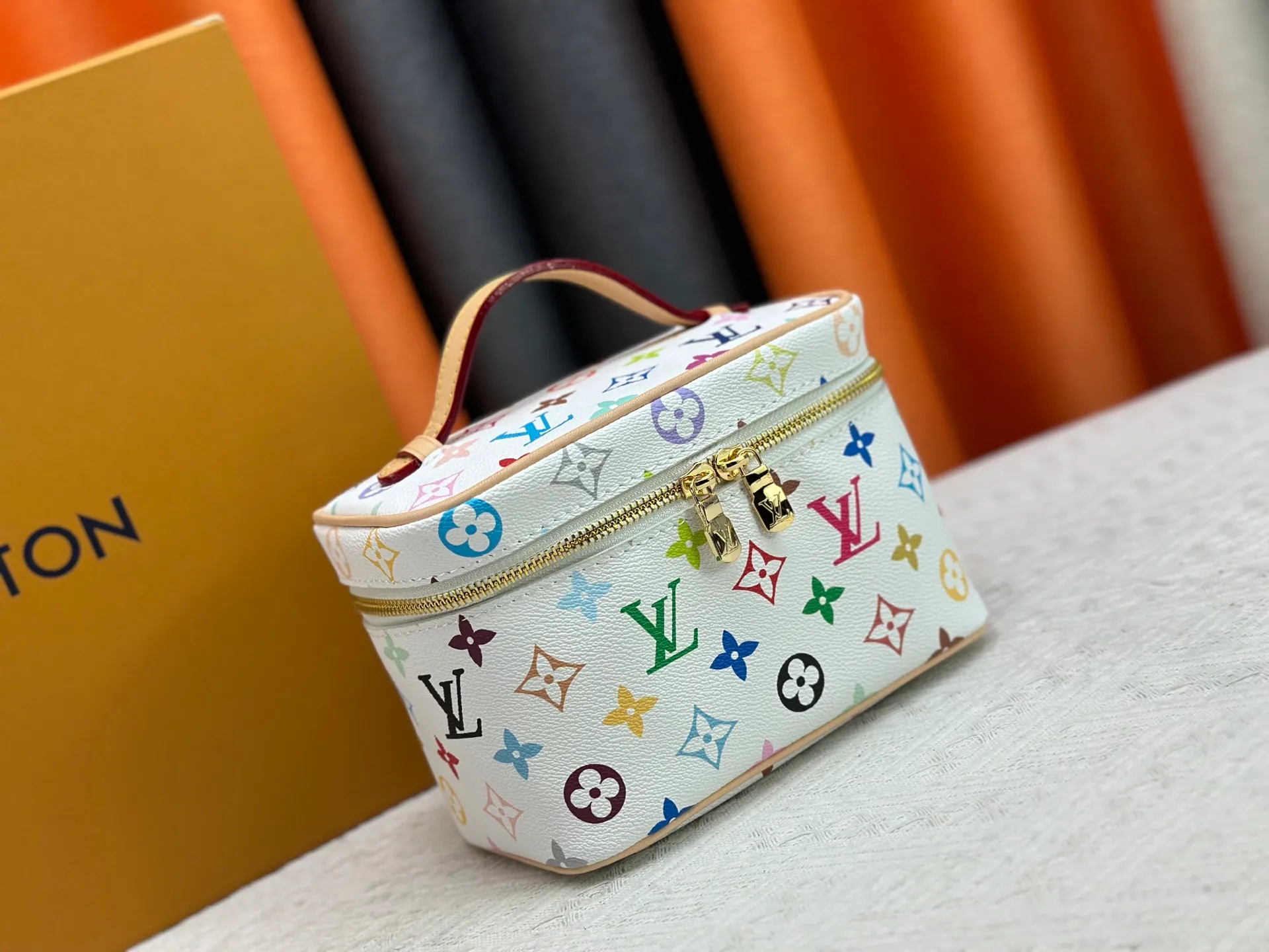 P240 Upgraded original version M13747 M44495 M42265 M44936 M42263 lv Murakami Nice mini Nano cosmetic bag with Monogram printing and 33 colorful colors. In 2025, Murakami and LV jointly launched the white tricolor and black tricolor twelve pieces, which are very popular around the world and are loved by celebrities and celebrities. Dimensions: 24 x 17 x 14 (LxHxW)