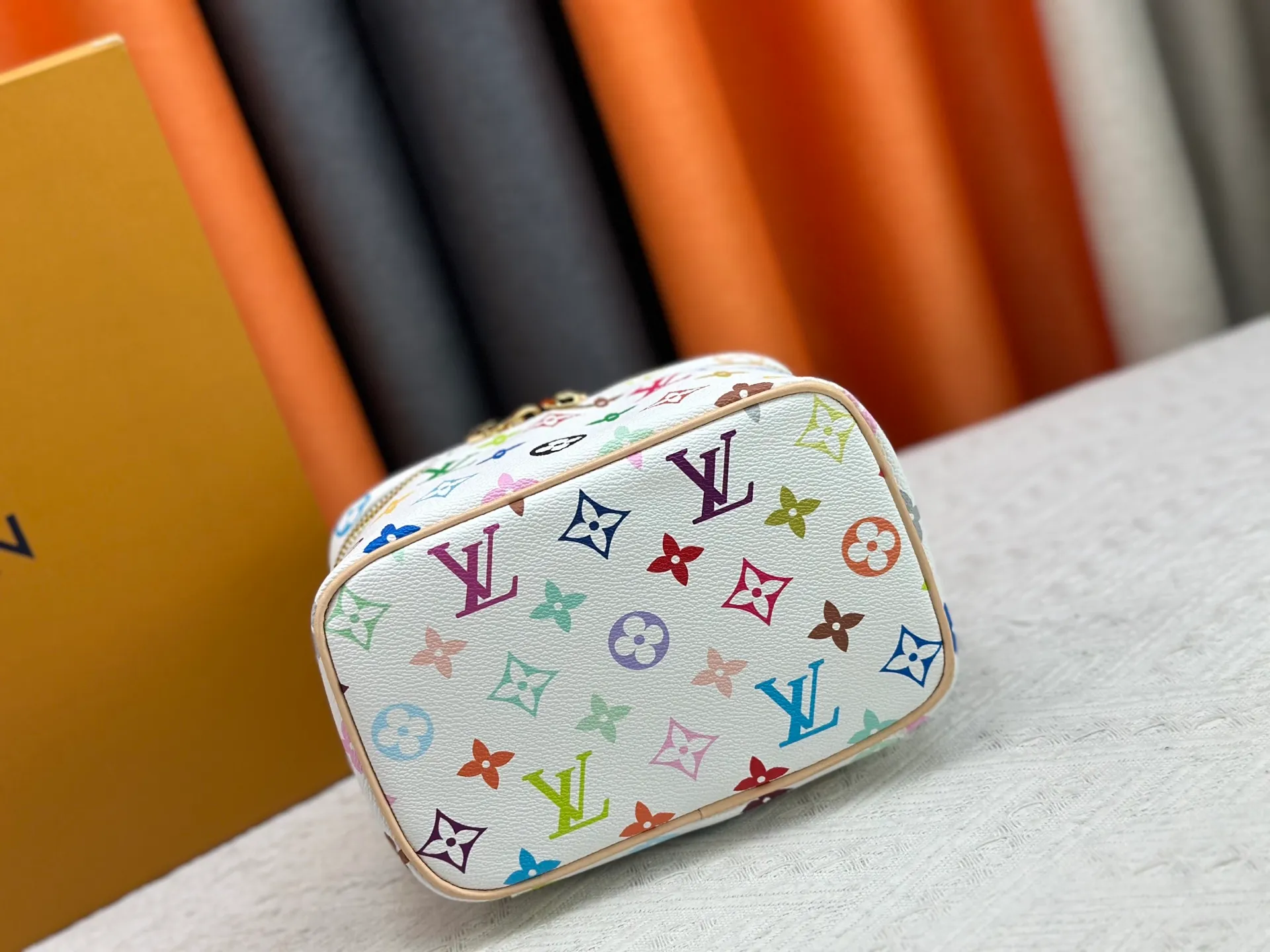 P240 Upgraded original version M13747 M44495 M42265 M44936 M42263 lv Murakami Nice mini Nano cosmetic bag with Monogram printing and 33 colorful colors. In 2025, Murakami and LV jointly launched the white tricolor and black tricolor twelve pieces, which are very popular around the world and are loved by celebrities and celebrities. Dimensions: 24 x 17 x 14 (LxHxW)