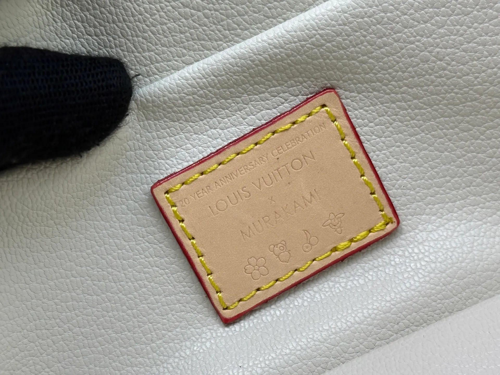 P240 Upgraded original version M13747 M44495 M42265 M44936 M42263 lv Murakami Nice mini Nano cosmetic bag with Monogram printing and 33 colorful colors. In 2025, Murakami and LV jointly launched the white tricolor and black tricolor twelve pieces, which are very popular around the world and are loved by celebrities and celebrities. Dimensions: 24 x 17 x 14 (LxHxW)