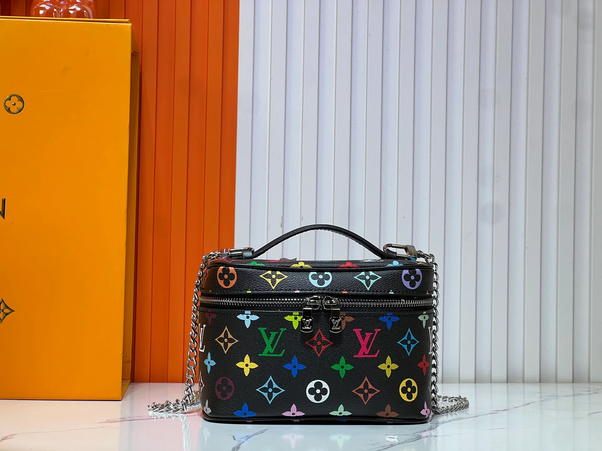 Batch 300💰 Upgraded original M13747 M44495 M42265 M44936 M42263 lv Takashi Murakami Nice mini Nano cosmetic bag with Monogram printing and 33 colorful colors. In 2025, Takashi Murakami and lv jointly launched the white tricolor and black tricolor twelve pieces, which are very popular around the world and are loved by celebrities and celebrities. Dimensions: 20x13.5x12.0 (length x height x width)