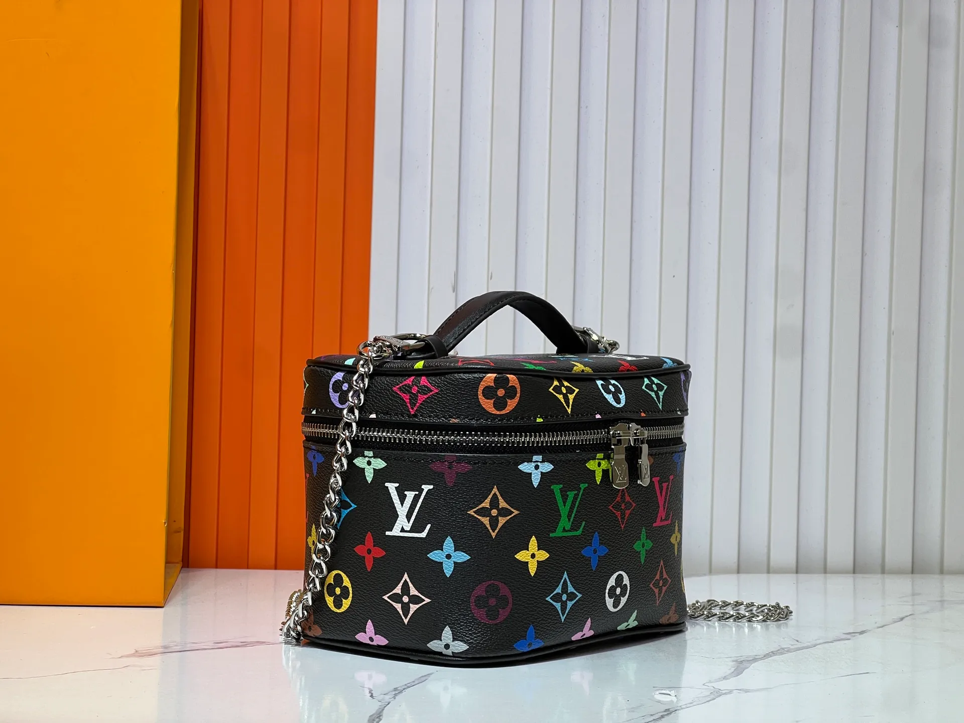 Batch 300💰 Upgraded original M13747 M44495 M42265 M44936 M42263 lv Takashi Murakami Nice mini Nano cosmetic bag with Monogram printing and 33 colorful colors. In 2025, Takashi Murakami and lv jointly launched the white tricolor and black tricolor twelve pieces, which are very popular around the world and are loved by celebrities and celebrities. Dimensions: 20x13.5x12.0 (length x height x width)