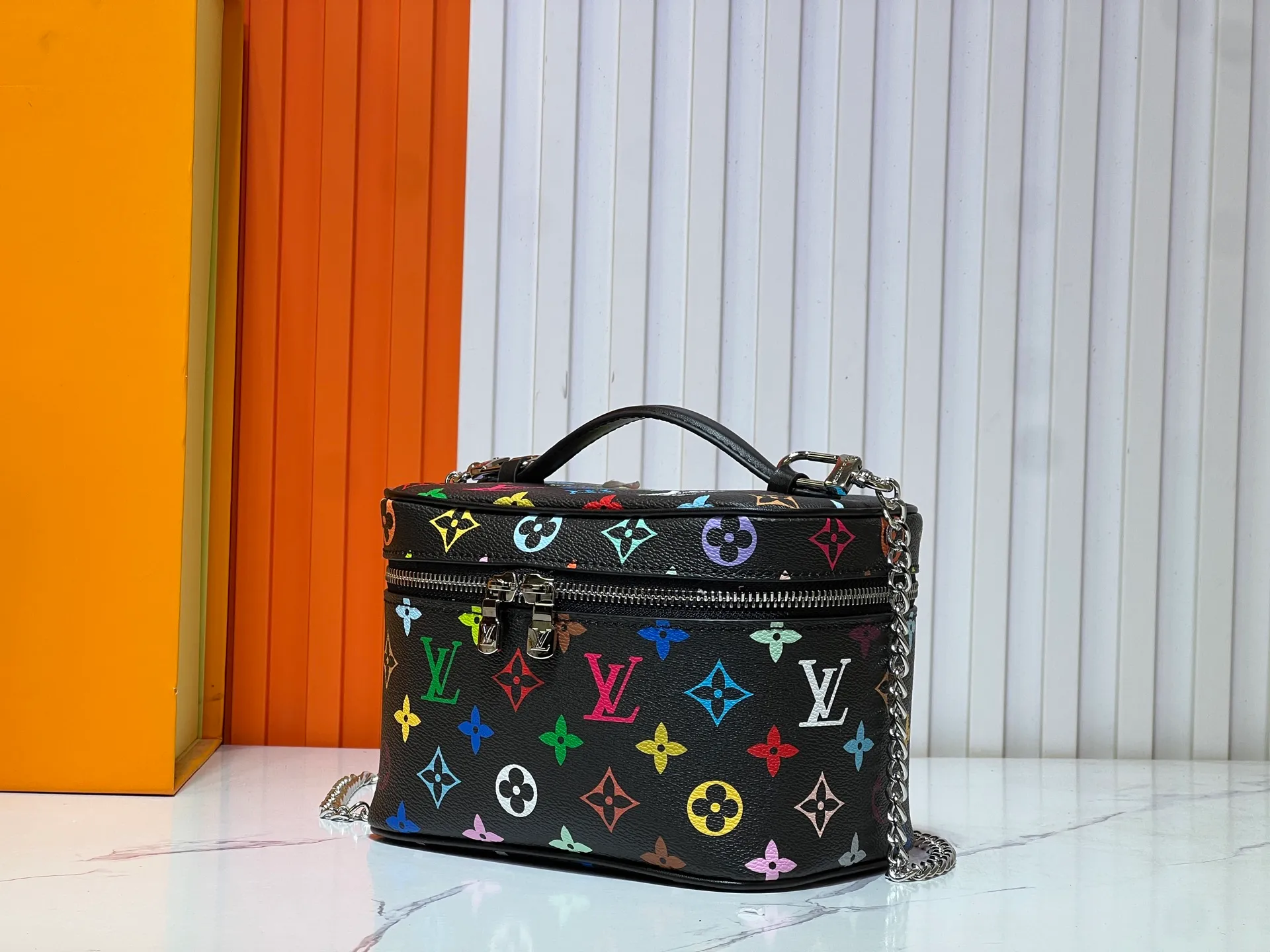 Batch 300💰 Upgraded original M13747 M44495 M42265 M44936 M42263 lv Takashi Murakami Nice mini Nano cosmetic bag with Monogram printing and 33 colorful colors. In 2025, Takashi Murakami and lv jointly launched the white tricolor and black tricolor twelve pieces, which are very popular around the world and are loved by celebrities and celebrities. Dimensions: 20x13.5x12.0 (length x height x width)