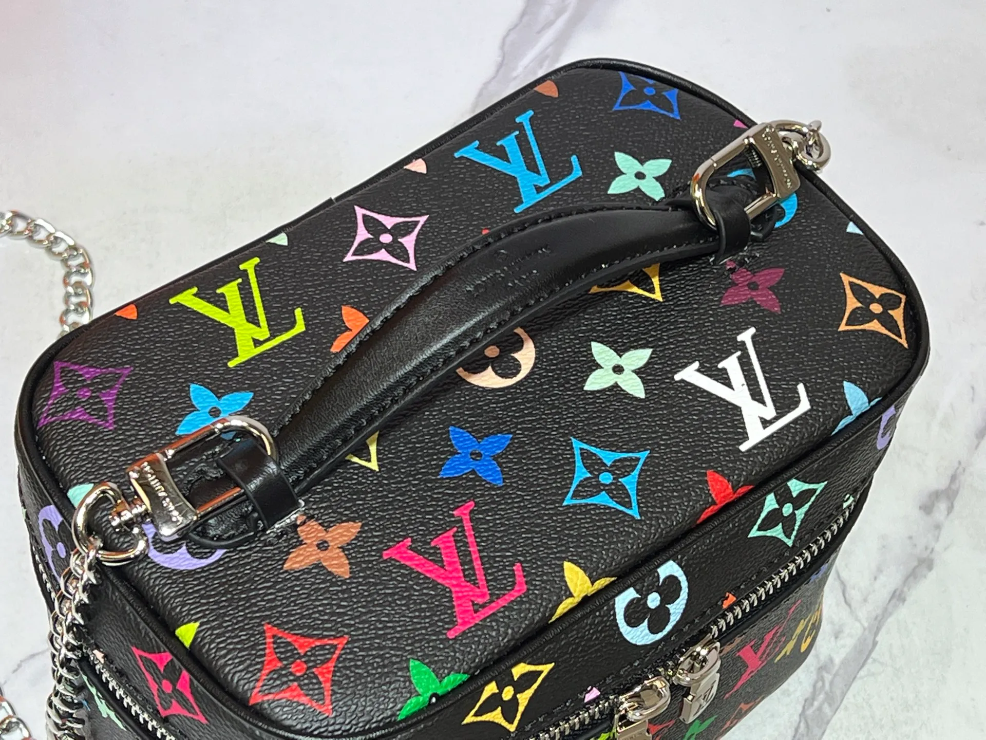 Batch 300💰 Upgraded original M13747 M44495 M42265 M44936 M42263 lv Takashi Murakami Nice mini Nano cosmetic bag with Monogram printing and 33 colorful colors. In 2025, Takashi Murakami and lv jointly launched the white tricolor and black tricolor twelve pieces, which are very popular around the world and are loved by celebrities and celebrities. Dimensions: 20x13.5x12.0 (length x height x width)