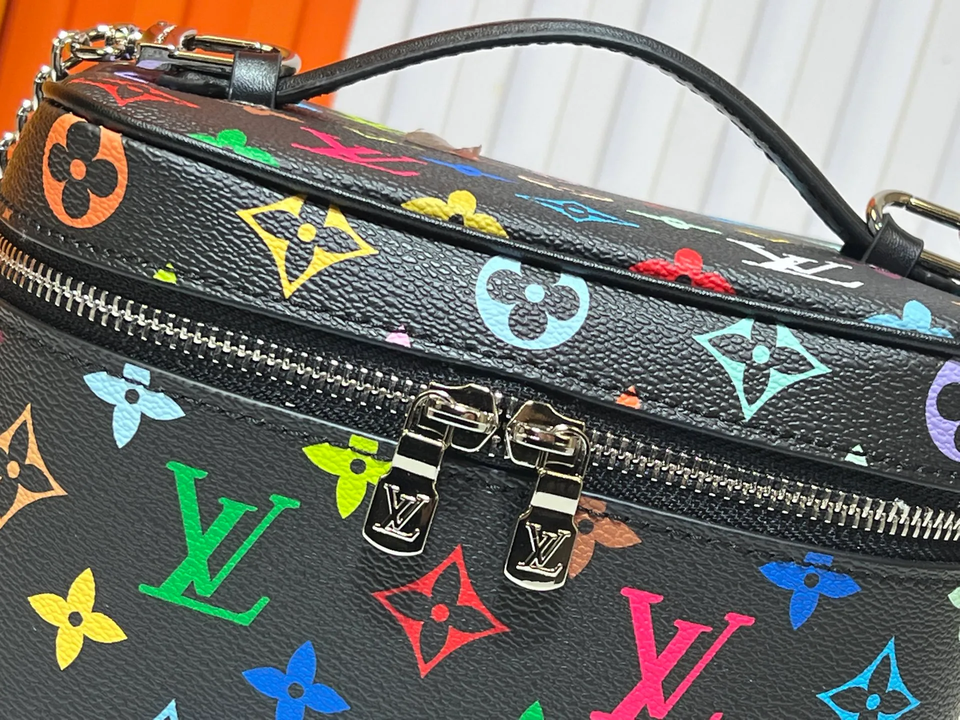 Batch 300💰 Upgraded original M13747 M44495 M42265 M44936 M42263 lv Takashi Murakami Nice mini Nano cosmetic bag with Monogram printing and 33 colorful colors. In 2025, Takashi Murakami and lv jointly launched the white tricolor and black tricolor twelve pieces, which are very popular around the world and are loved by celebrities and celebrities. Dimensions: 20x13.5x12.0 (length x height x width)