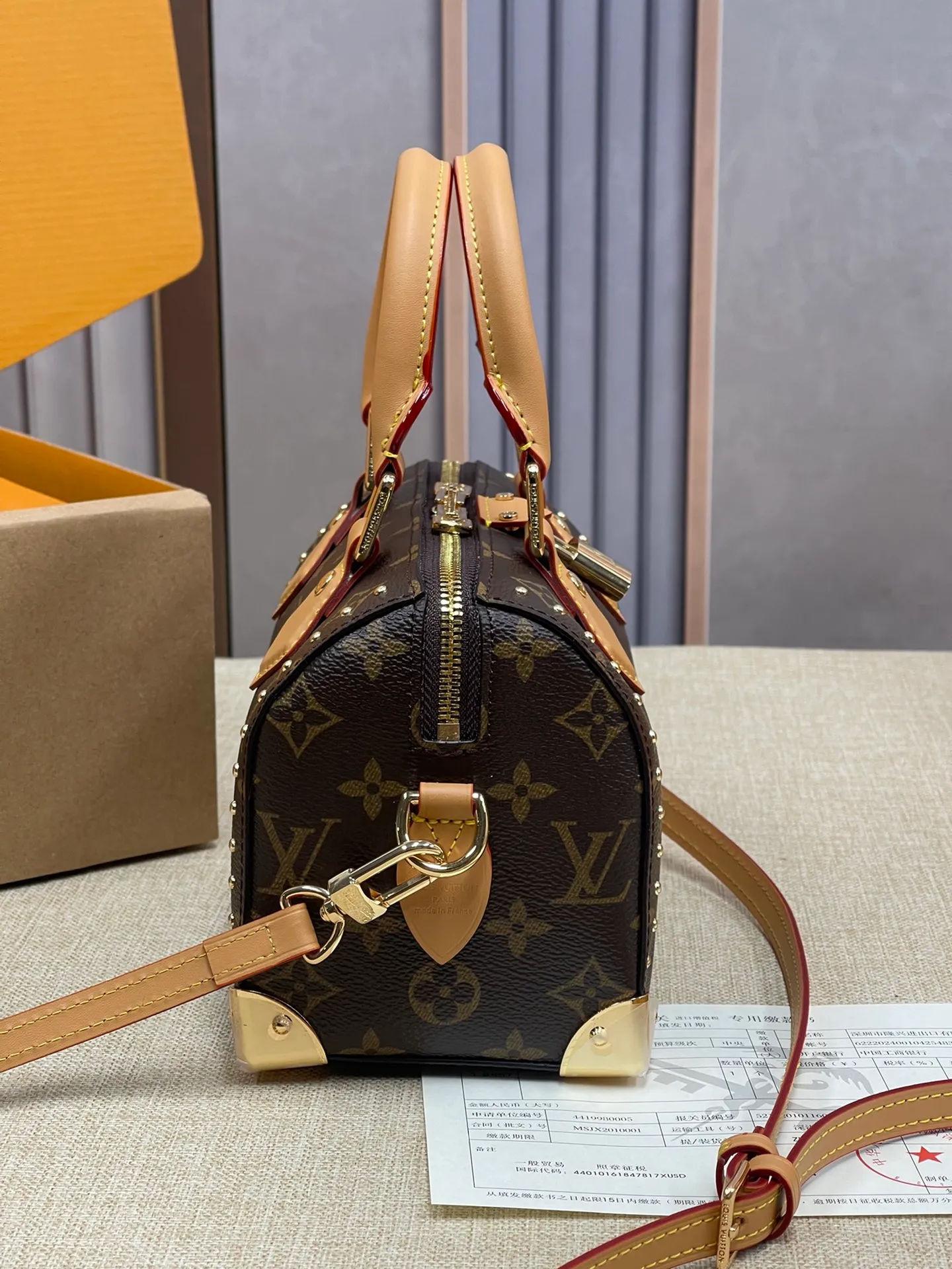 [Upgraded version] P560💰💞Upgraded version🎁 Comes with a full set of packaging, the counter’s 2025 early spring new product, catwalk model model 13146🐶SIDE TRUNK handbag Nicolas Ghesquière repeatedly explored Louis Vuitton’s box-making heritage and created this Side Trunk medium handbag. Monogram canvas is combined with leather trim, and the leather zipper puller creatively connects to the iconic S-lock, and the reinforced metal corners gather the eye. The wide handles and leather spaghetti strap are removable. Size: 20*13*12
