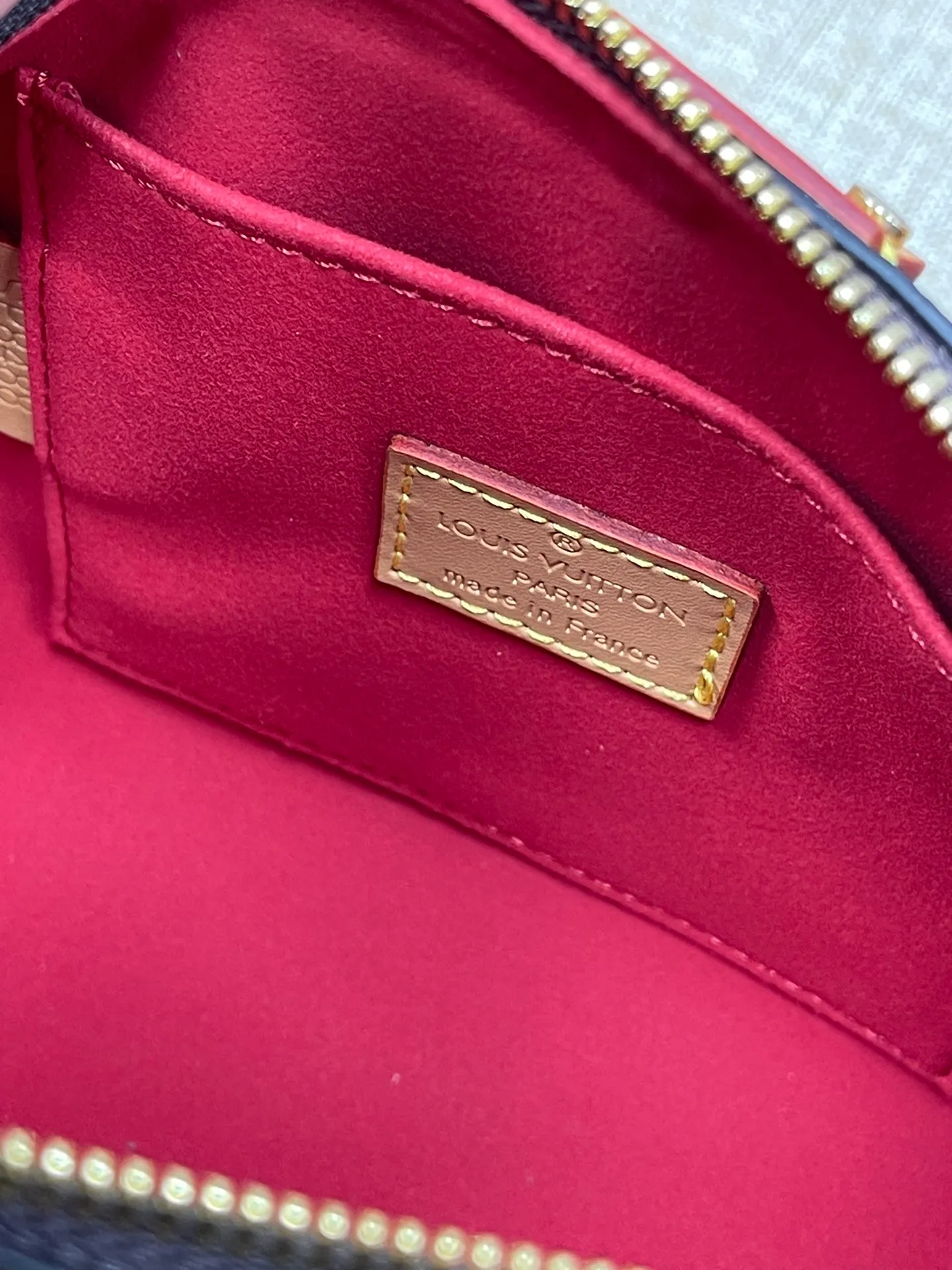 [Upgraded version] P560💰💞Upgraded version🎁 Comes with a full set of packaging, the counter’s 2025 early spring new product, catwalk model model 13146🐶SIDE TRUNK handbag Nicolas Ghesquière repeatedly explored Louis Vuitton’s box-making heritage and created this Side Trunk medium handbag. Monogram canvas is combined with leather trim, and the leather zipper puller creatively connects to the iconic S-lock, and the reinforced metal corners gather the eye. The wide handles and leather spaghetti strap are removable. Size: 20*13*12