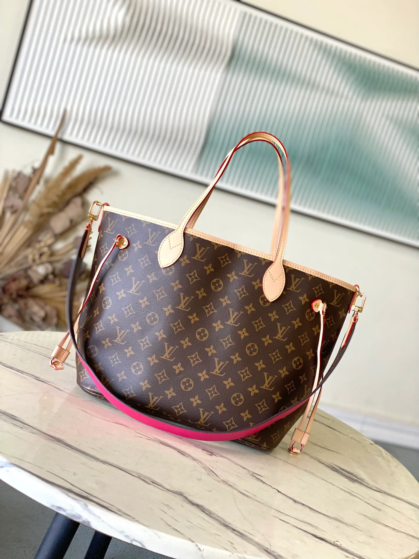 💰1000 Top Original Order M12257 Rose Red As one of the classic designs, the Neverfull Bandouliere Inside Out Medium No Handbag is made of Monogram canvas and striped fabric, with a double-sided design to highlight the trendy new ideas. The detachable shoulder strap makes it easy to carry across the body, and can also be transformed into a Hobo handbag through the side hook. Dimensions: 31 × 28 × 14 cm