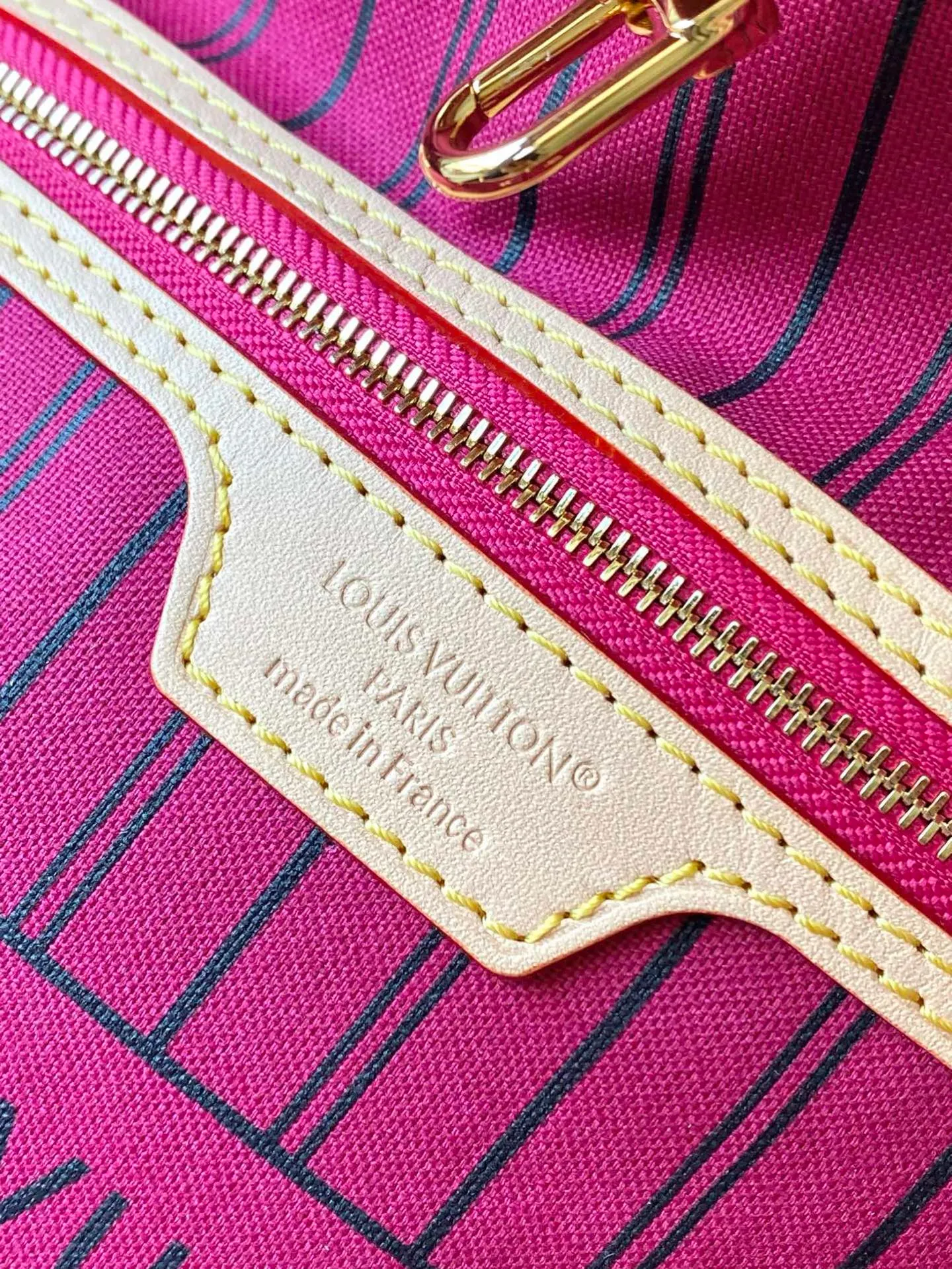 💰1000 Top Original Order M12257 Rose Red As one of the classic designs, the Neverfull Bandouliere Inside Out Medium No Handbag is made of Monogram canvas and striped fabric, with a double-sided design to highlight the trendy new ideas. The detachable shoulder strap makes it easy to carry across the body, and can also be transformed into a Hobo handbag through the side hook. Dimensions: 31 × 28 × 14 cm