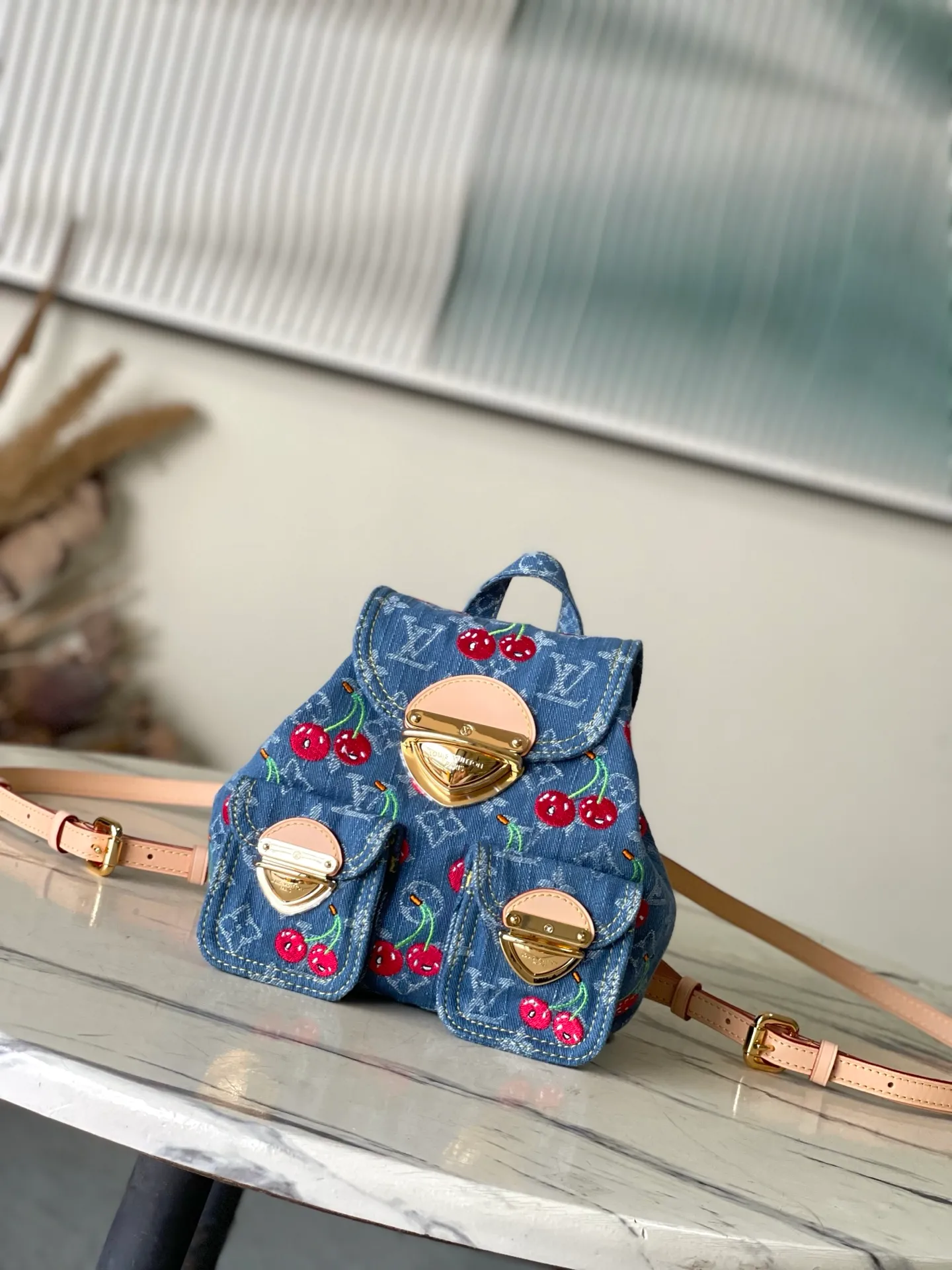 💰1380 Top original order M13679 This Venice backpack is from the Louis Vuitton x Takashi Murakami replica series. Monogram denim is blended with personalized cherry embroidery, using interesting brushwork to interpret the colorful interest painted by Japanese artists. Exquisite leather outlines the slender shoulder straps, and bright buckles highlight the flap and outer pocket. Dimensions: 24 × 26 × 7 cm