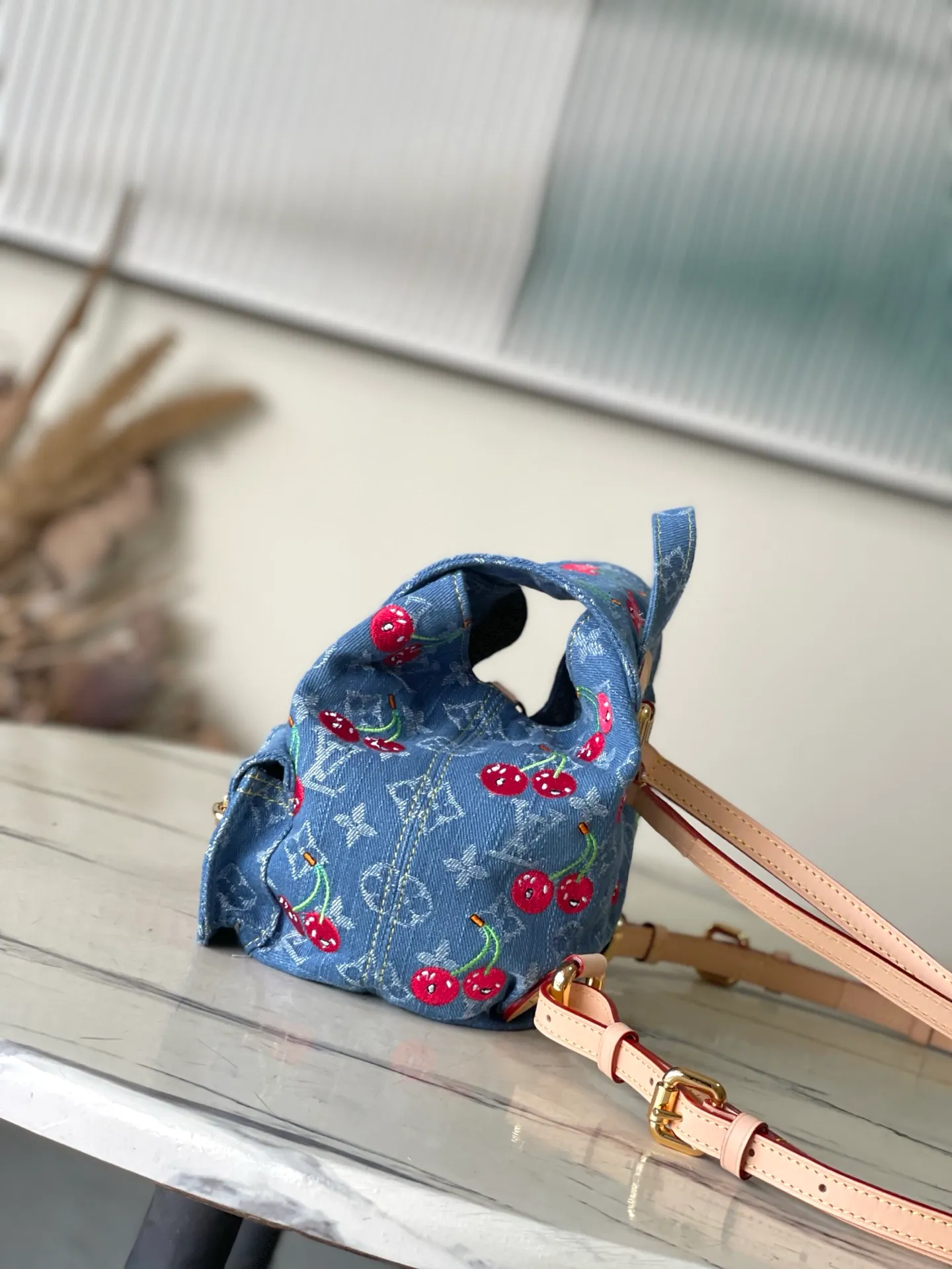 💰1380 Top original order M13679 This Venice backpack is from the Louis Vuitton x Takashi Murakami replica series. Monogram denim is blended with personalized cherry embroidery, using interesting brushwork to interpret the colorful interest painted by Japanese artists. Exquisite leather outlines the slender shoulder straps, and bright buckles highlight the flap and outer pocket. Dimensions: 24 × 26 × 7 cm