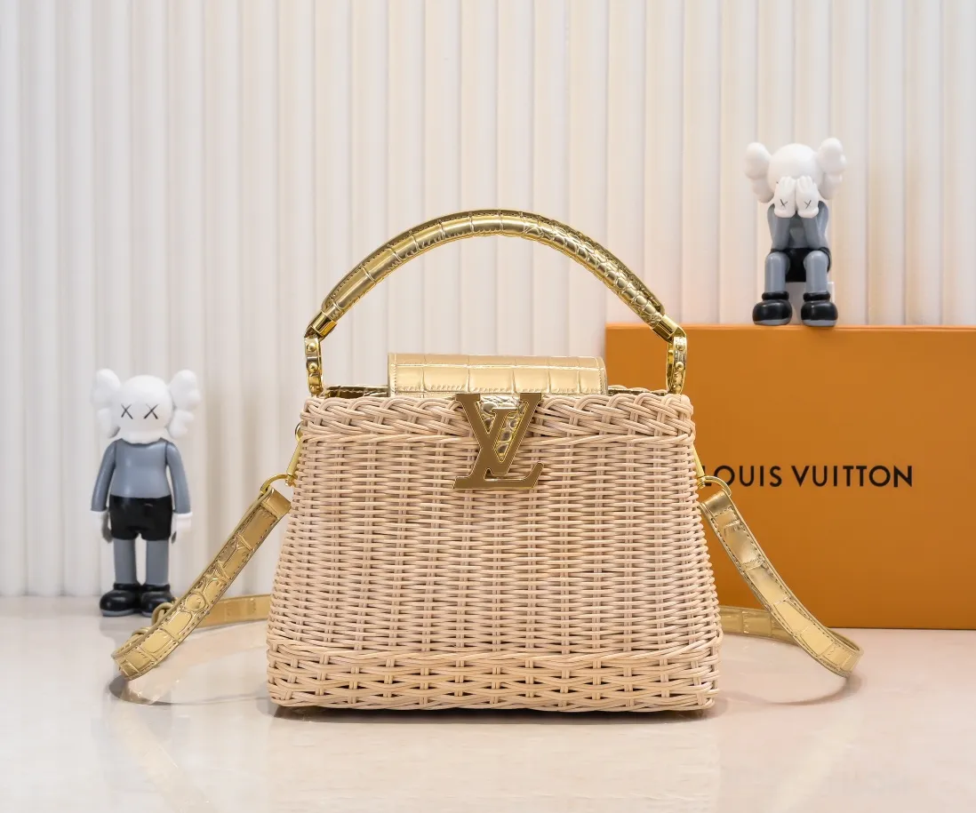 The upgraded version of P680 M11619 crocodile pattern CapucinesBB handbag has a unique rattan weaving structure, paying tribute to the Louis Vuitton picnic box design that came out in 1892. The cow leather shapes the top handle and flap, the LV letters reveal a metallic texture, and the detachable and adjustable leather shoulder strap makes it easy to carry on the shoulder. The gift box packaging provided with this product may be reasonably adjusted depending on the stock situation, and may be different from the packaging style displayed on this product page. Please refer to the actual gift box packaging style received for details. Size:27×17.3×9cm