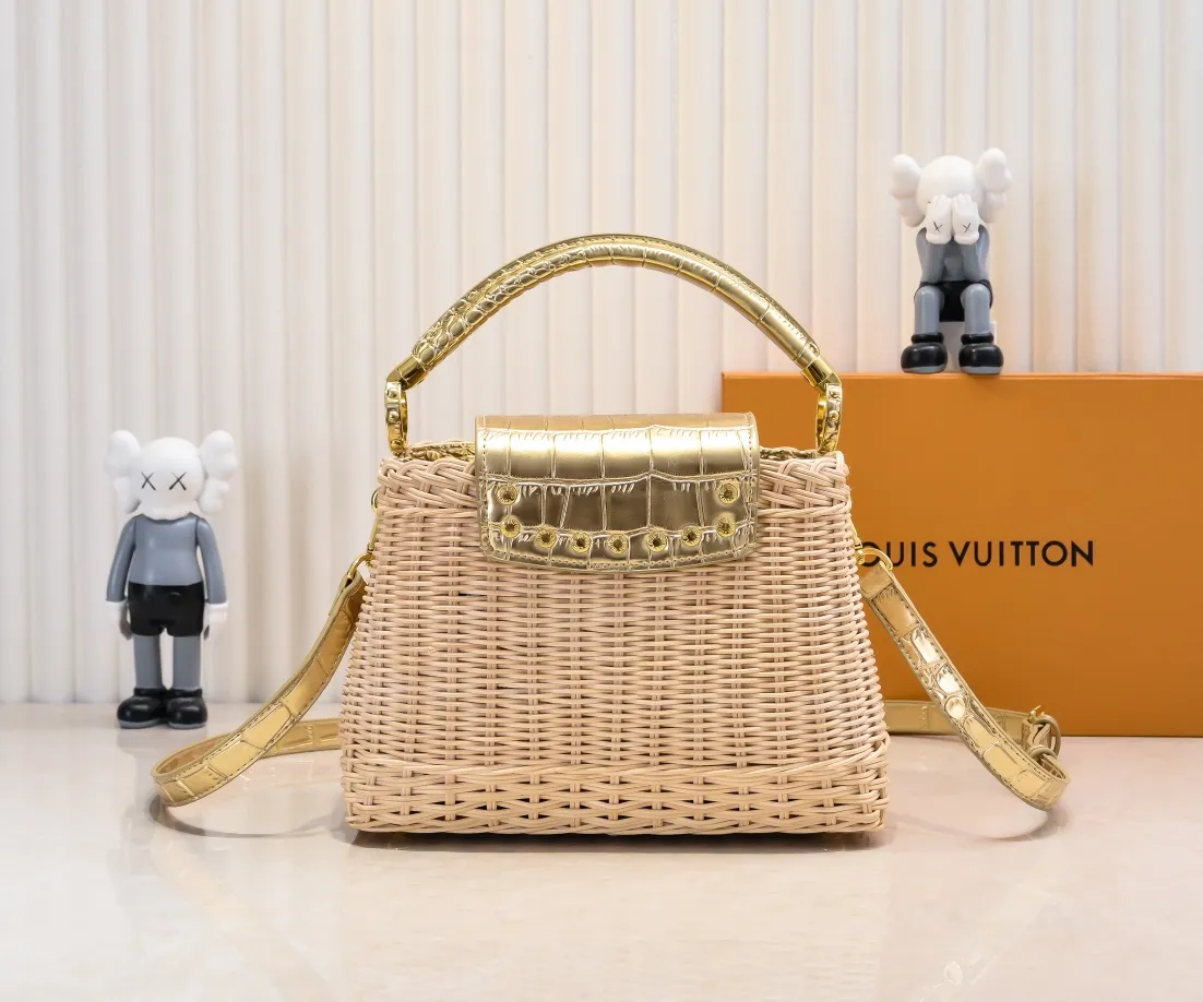 The upgraded version of P680 M11619 crocodile pattern CapucinesBB handbag has a unique rattan weaving structure, paying tribute to the Louis Vuitton picnic box design that came out in 1892. The cow leather shapes the top handle and flap, the LV letters reveal a metallic texture, and the detachable and adjustable leather shoulder strap makes it easy to carry on the shoulder. The gift box packaging provided with this product may be reasonably adjusted depending on the stock situation, and may be different from the packaging style displayed on this product page. Please refer to the actual gift box packaging style received for details. Size:27×17.3×9cm