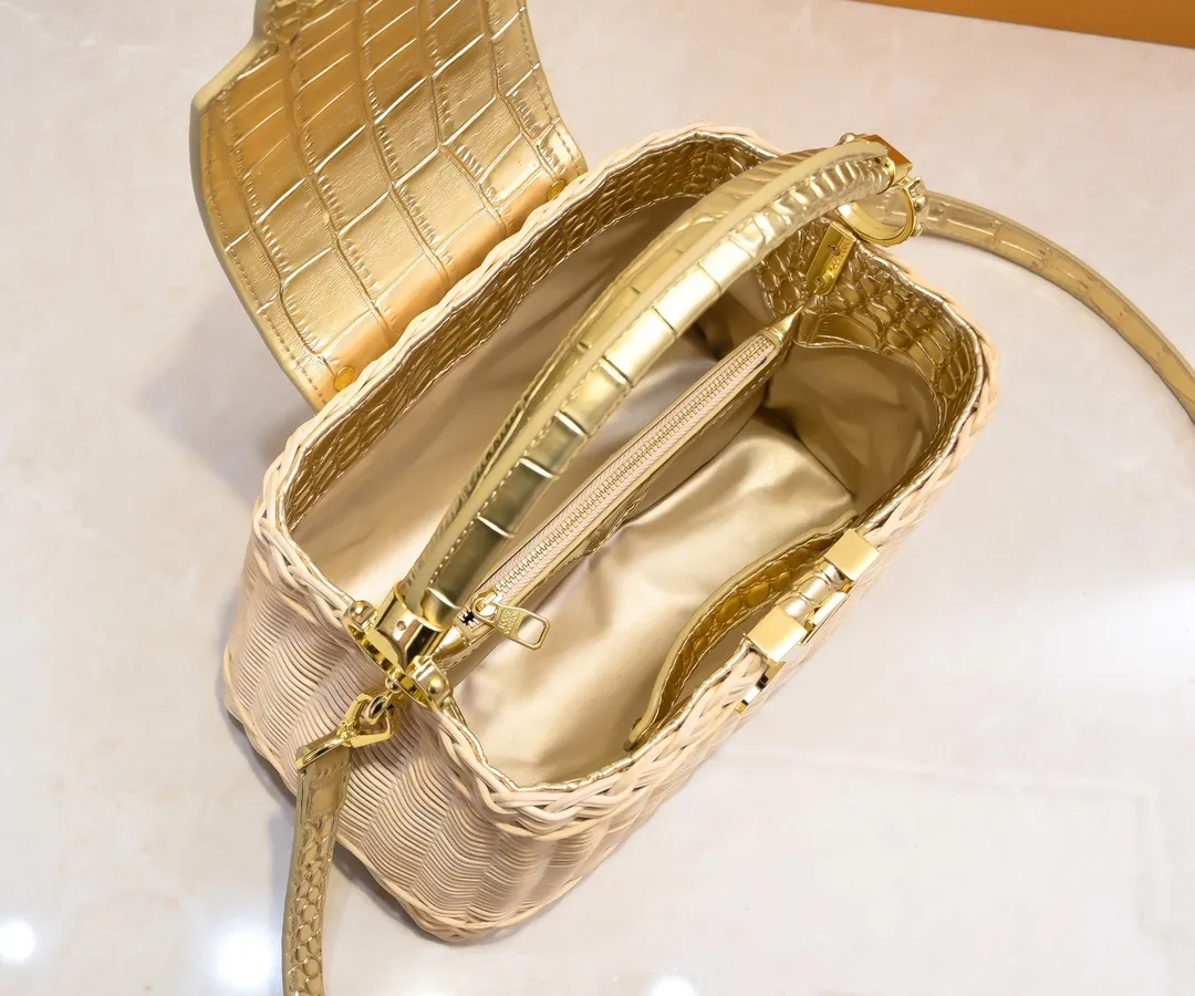 The upgraded version of P680 M11619 crocodile pattern CapucinesBB handbag has a unique rattan weaving structure, paying tribute to the Louis Vuitton picnic box design that came out in 1892. The cow leather shapes the top handle and flap, the LV letters reveal a metallic texture, and the detachable and adjustable leather shoulder strap makes it easy to carry on the shoulder. The gift box packaging provided with this product may be reasonably adjusted depending on the stock situation, and may be different from the packaging style displayed on this product page. Please refer to the actual gift box packaging style received for details. Size:27×17.3×9cm