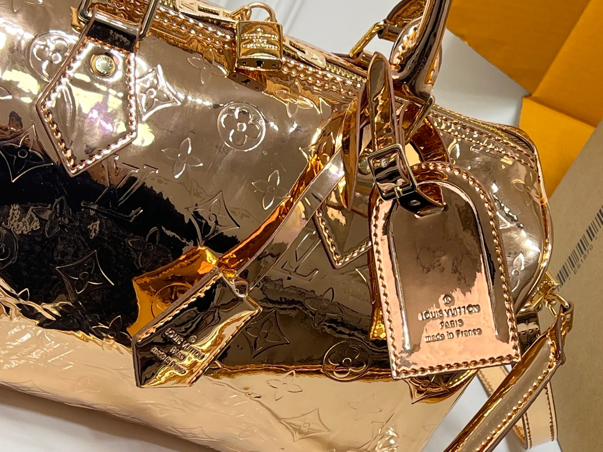 Batch 300💰M40391 M13344 Rose Gold Silver This Speedy Soft 30 is from the LV Travels With Grace Coddlington series. It is made of rich-toned cow leather with gold hardware and interesting embossed shapes. Removable name tag features Grace Coddington's handwriting. Size: 30X21X17 cm