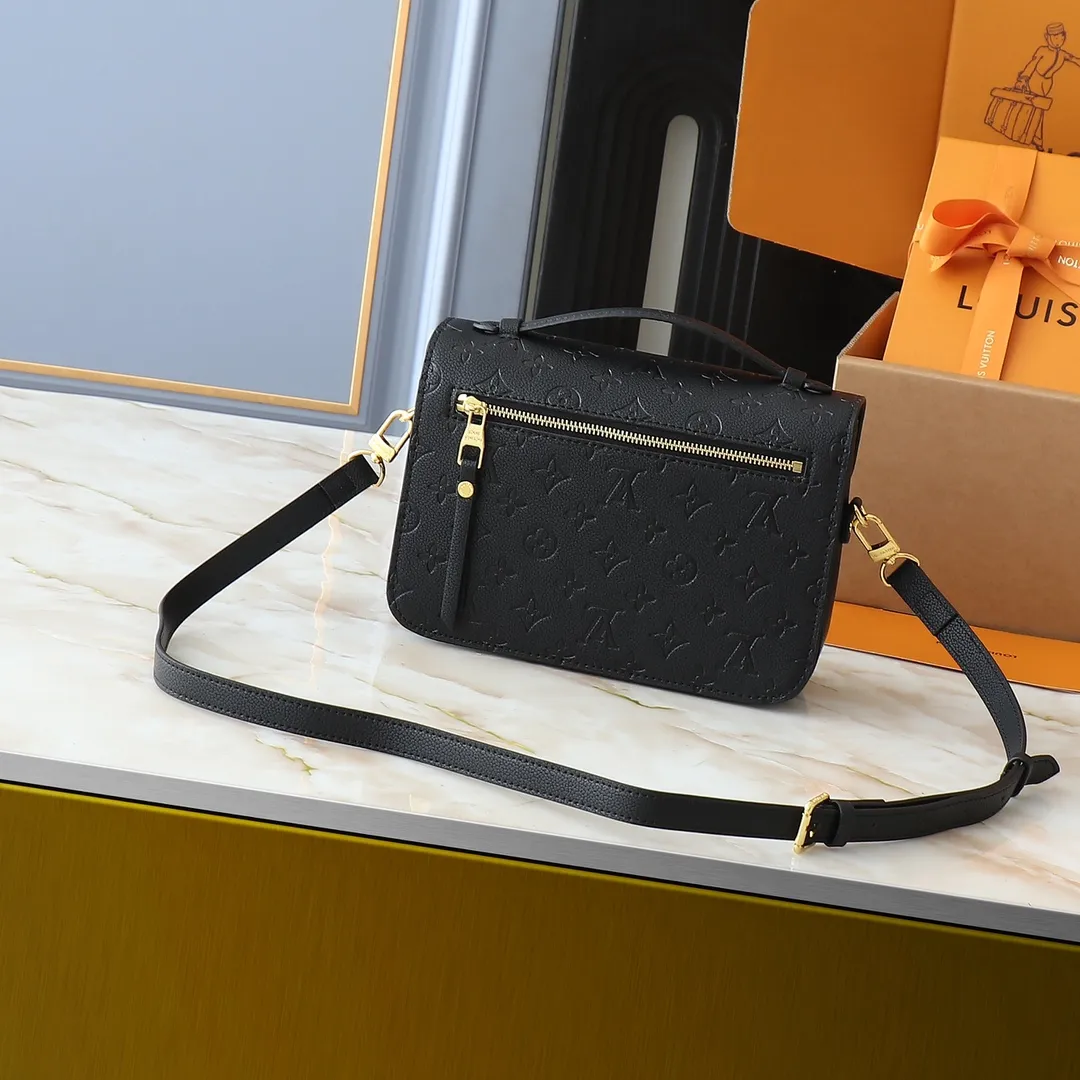💰260💰Upgraded from the original M40780 M41487 Takashi Murakami co-branded POCHETTE MÉTIS handbag. The Pochette Métis handbag interprets the classic college backpack with a restrained yet ingenious design. Soft Monogram Empreinte leather creates a compact and flexible structure that hides plenty of space. Dimensions: 25 x 19 x 7 cm (length x height x width)