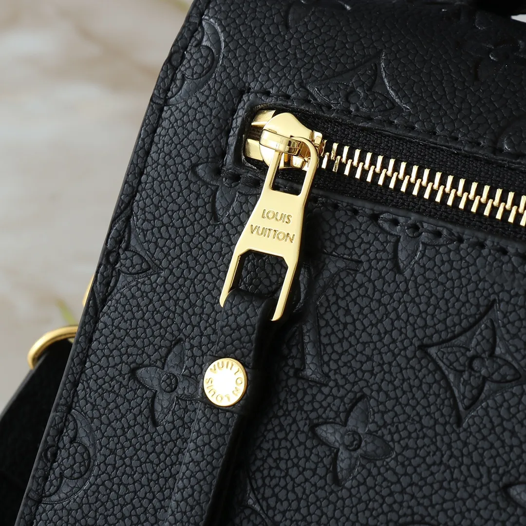 💰260💰Upgraded from the original M40780 M41487 Takashi Murakami co-branded POCHETTE MÉTIS handbag. The Pochette Métis handbag interprets the classic college backpack with a restrained yet ingenious design. Soft Monogram Empreinte leather creates a compact and flexible structure that hides plenty of space. Dimensions: 25 x 19 x 7 cm (length x height x width)