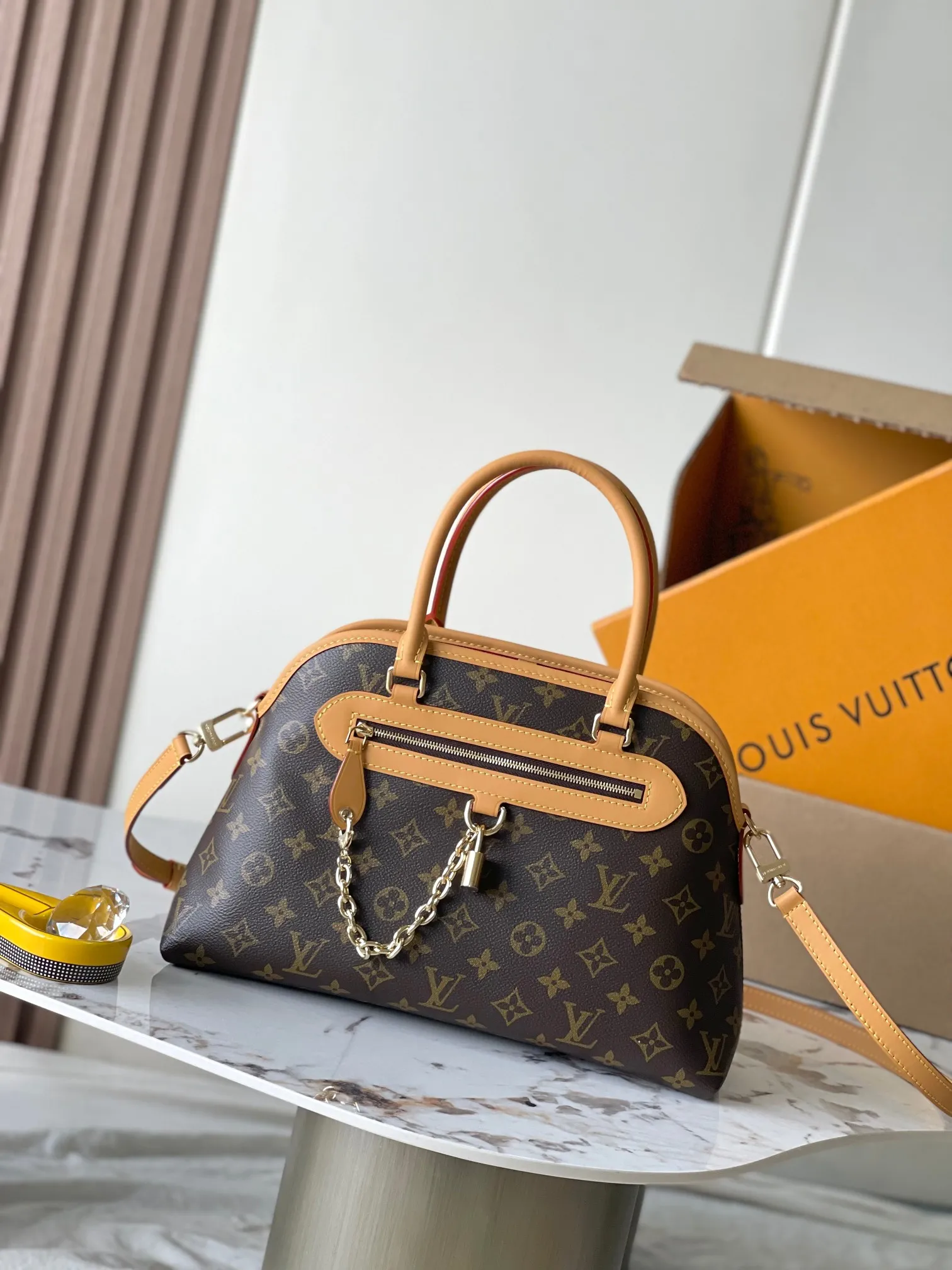 p1680 [Special grade MB163c chip version original leather] This Ever More small handbag Model: M15208 Material: Grade A all-steel hardware, imported original fabric Packaging: Full set of original duty-free MB packaging Size: 35x21x12 cm