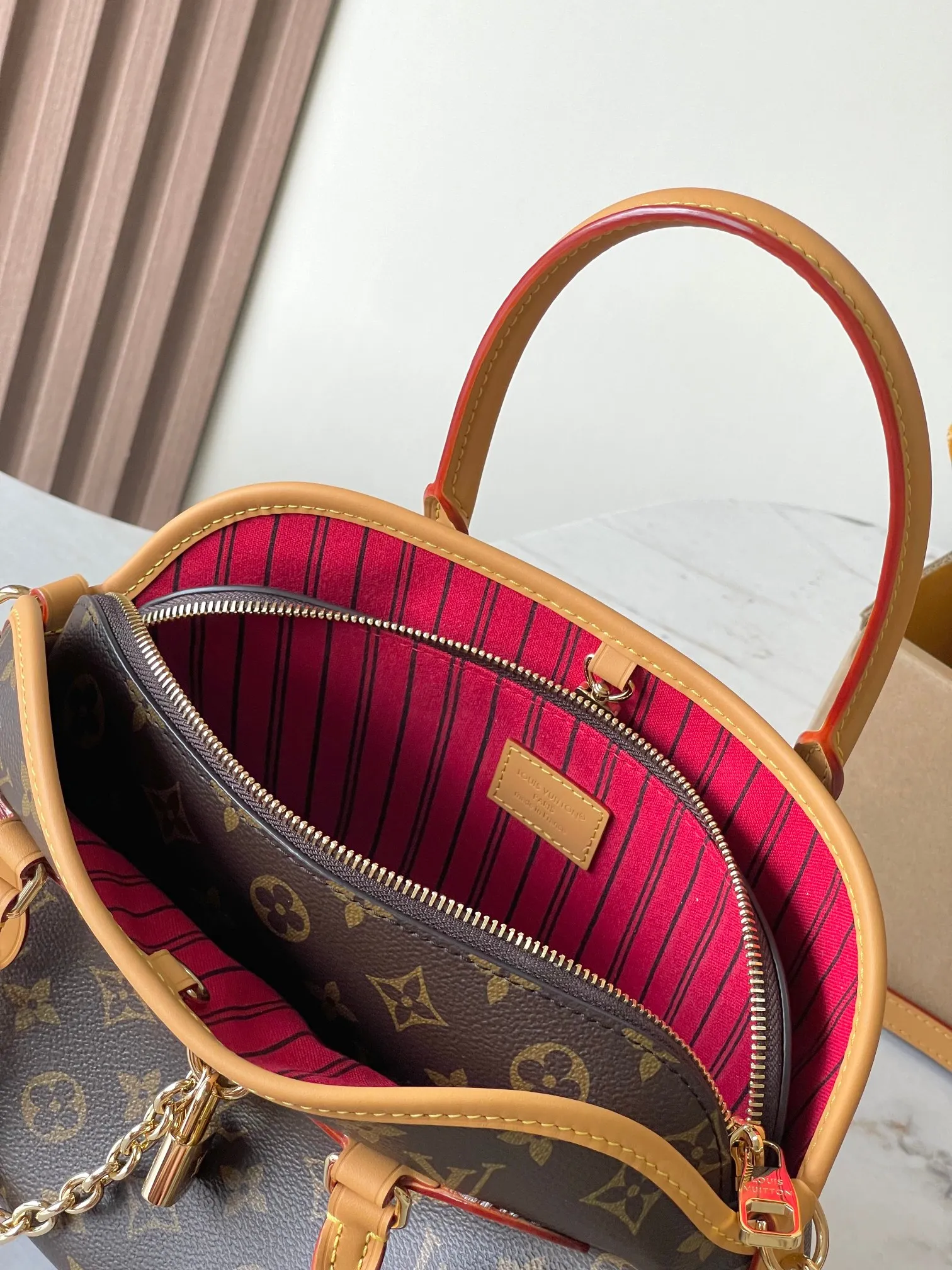 p1680 [Special grade MB163c chip version original leather] This Ever More small handbag Model: M15208 Material: Grade A all-steel hardware, imported original fabric Packaging: Full set of original duty-free MB packaging Size: 35x21x12 cm