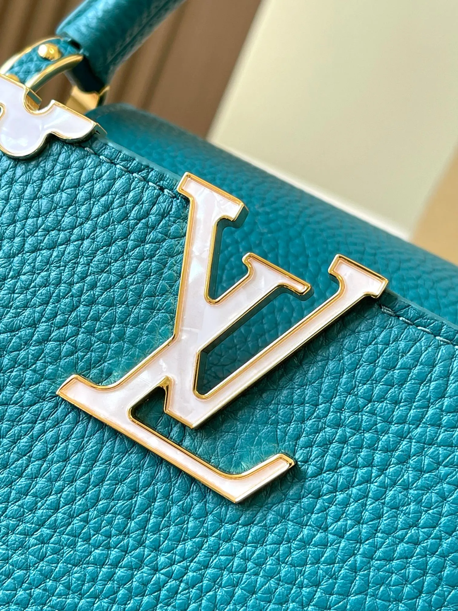P2600 [Super high-quality original leather💋 M23331 lake blue shell hardware] Capucines small handbag, this Capucines Flower Crown handbag is made of full-grain Taurillon leather embellished with Monogram flowers. Each flower is shaped by exquisite shells. The LV logo and flowers echo each other, giving this soft handbag a jewel-like luster. Use the detachable shoulder strap cleverly to switch between shoulder and crossbody styles! Size: 27*18*9Cm