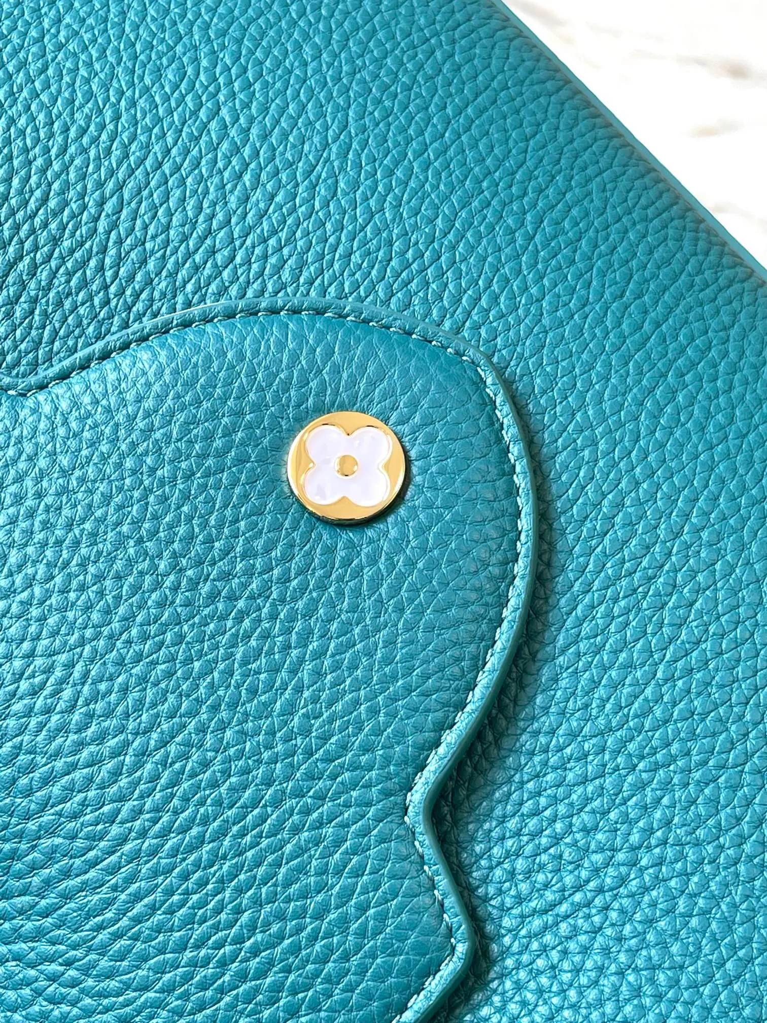 P2600 [Super high-quality original leather💋 M23331 lake blue shell hardware] Capucines small handbag, this Capucines Flower Crown handbag is made of full-grain Taurillon leather embellished with Monogram flowers. Each flower is shaped by exquisite shells. The LV logo and flowers echo each other, giving this soft handbag a jewel-like luster. Use the detachable shoulder strap cleverly to switch between shoulder and crossbody styles! Size: 27*18*9Cm