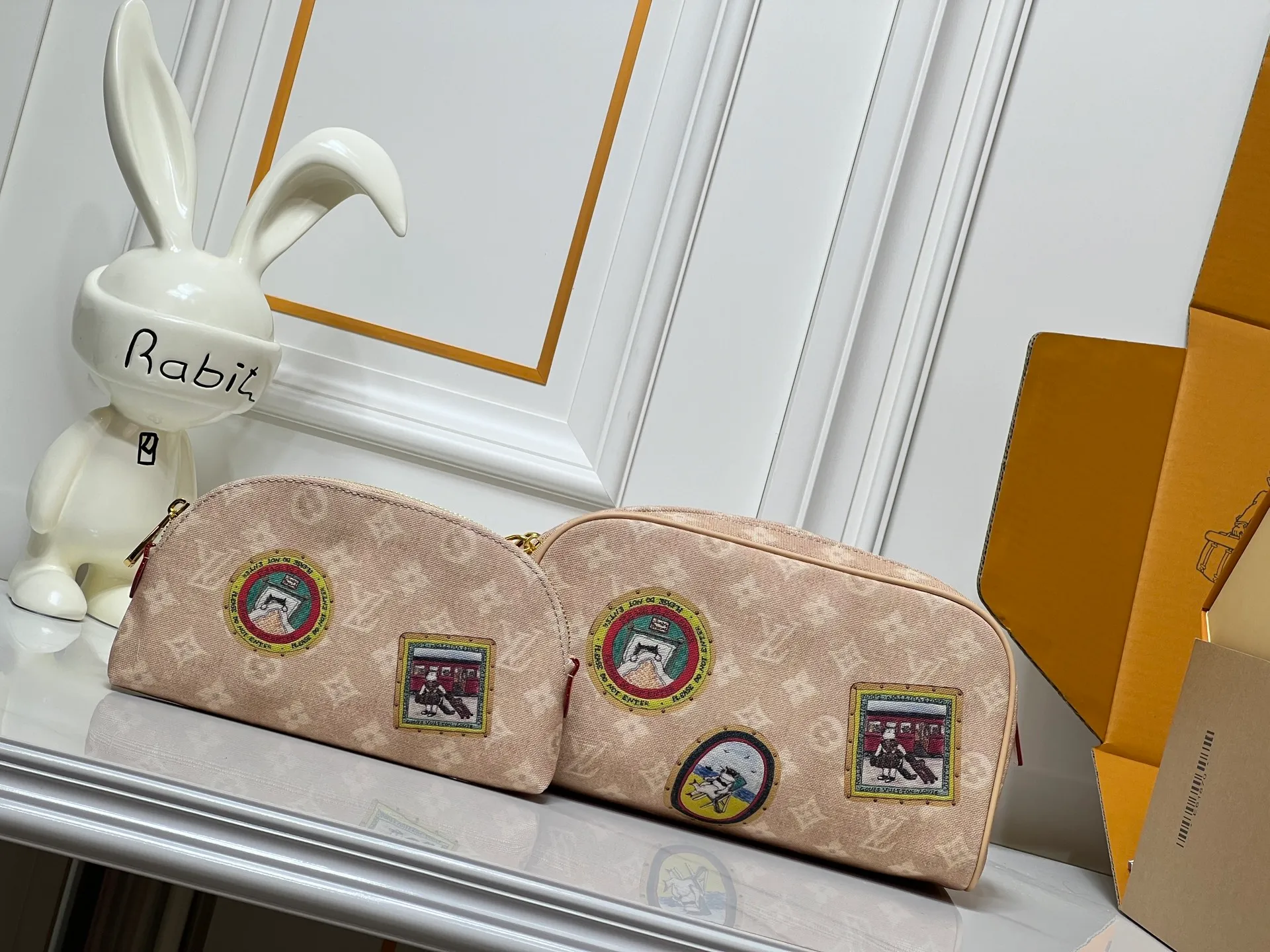 Batch 240💰Upgraded original 2-piece set beige denim stamp M47528 M13669 This Dopp Kit toiletry bag is made of Monogram Eclipse canvas, bringing a restrained choice to Monogram lovers. Plenty of space to store travel essentials, double zippers for secure protection, and wide opening for easy access. 28.0 x 15.0 x 16.5 cm (length x height x width)