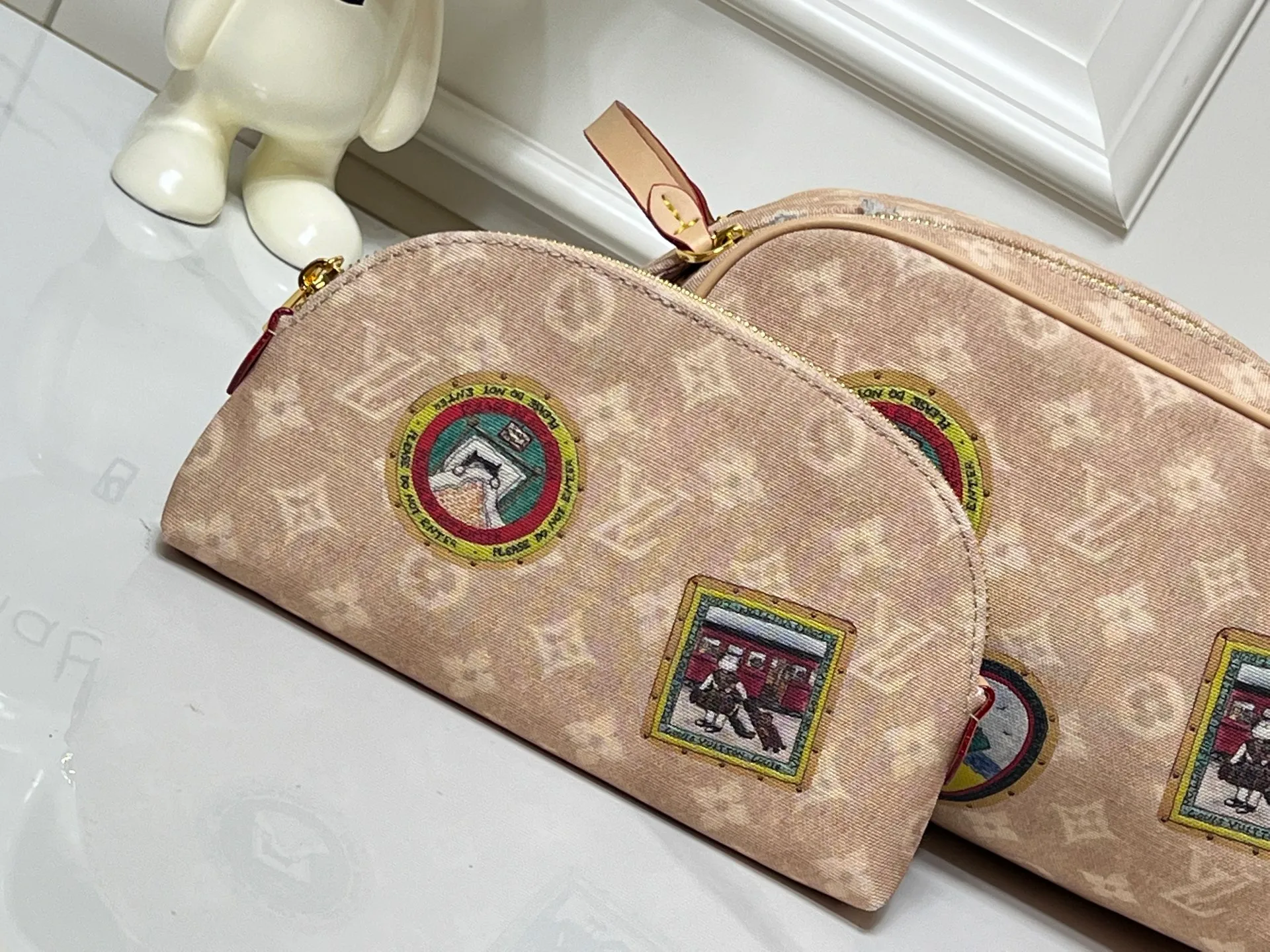 Batch 240💰Upgraded original 2-piece set beige denim stamp M47528 M13669 This Dopp Kit toiletry bag is made of Monogram Eclipse canvas, bringing a restrained choice to Monogram lovers. Plenty of space to store travel essentials, double zippers for secure protection, and wide opening for easy access. 28.0 x 15.0 x 16.5 cm (length x height x width)