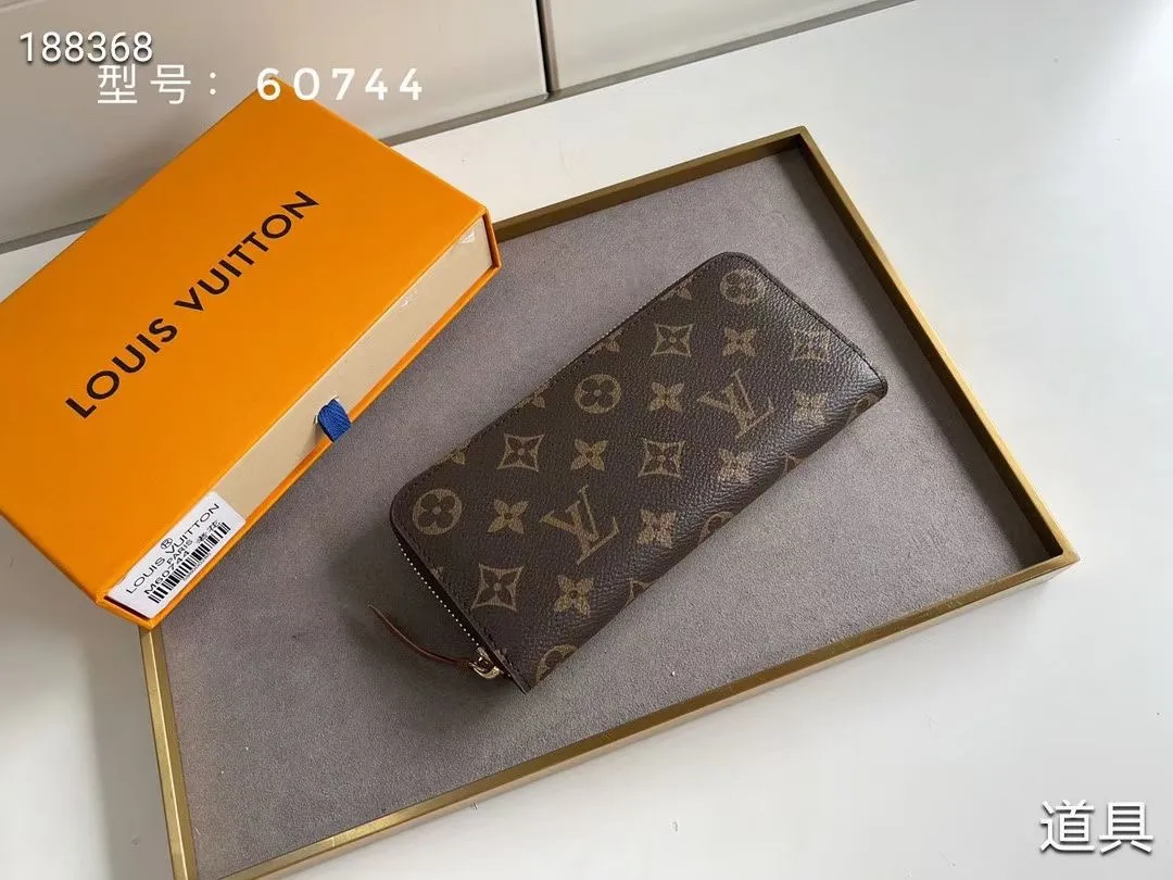 P100💰💎The original LV Clemence wallet is small and compact but has ample capacity. It is made of exquisite and durable Monogram canvas material. Bright color lining and leather zippers show off the playful charm of women. Model: 60744/60742. Size: 19.5×9×1.5cm