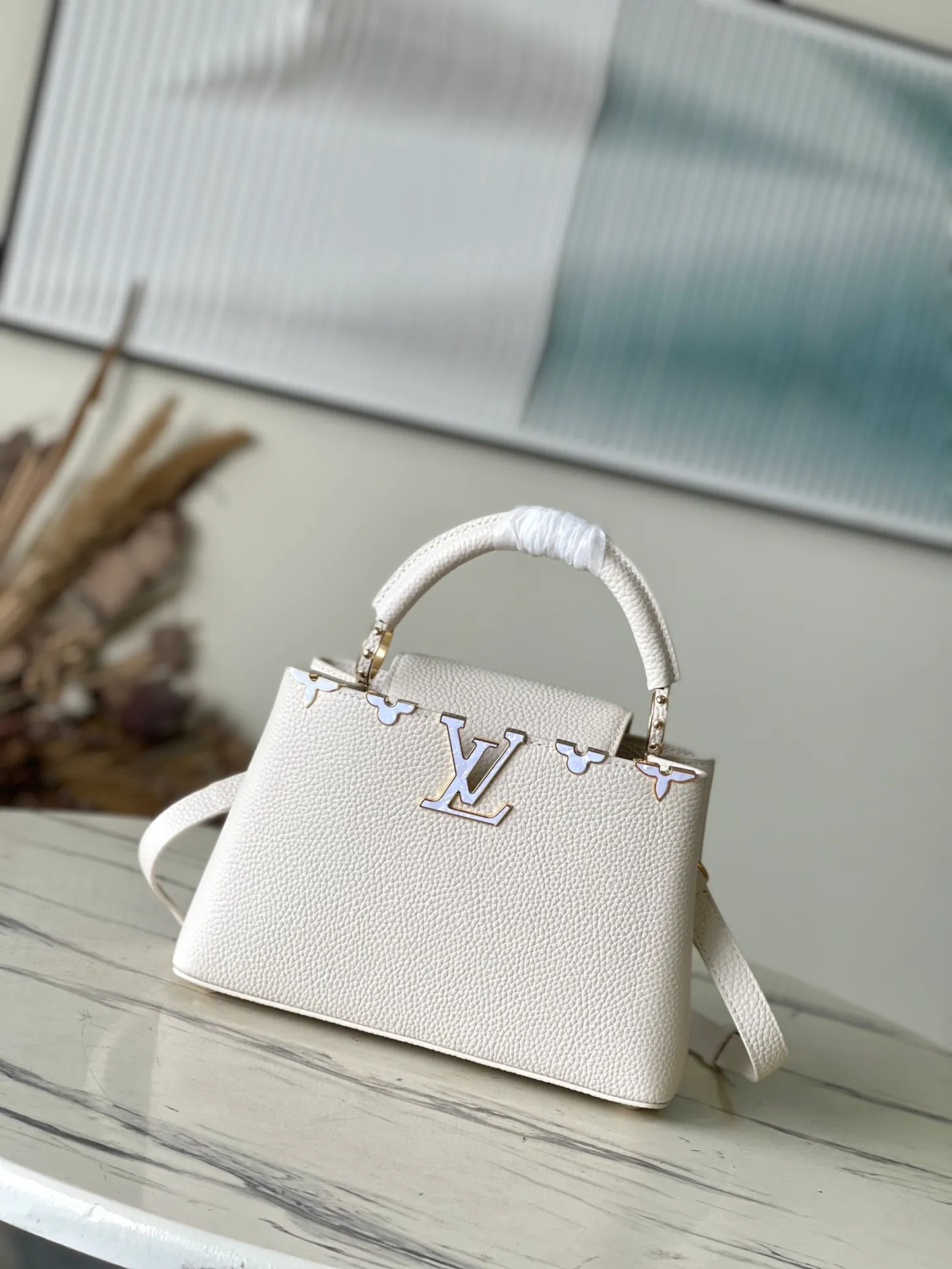 💰2460 (Special grade original leather) M23331/M48865 white with white mother-of-pearl corolla. This Capucines Flower Crown handbag is made of full-grain Taurillon leather and is embellished with Monogram flowers. Each flower is made of exquisite shells. The LV logo and the flowers echo each other, giving this feminine handbag a jewel-like luster. Use the detachable shoulder strap cleverly. You can switch it as a crossbody. Size: 27 * 18*9cm