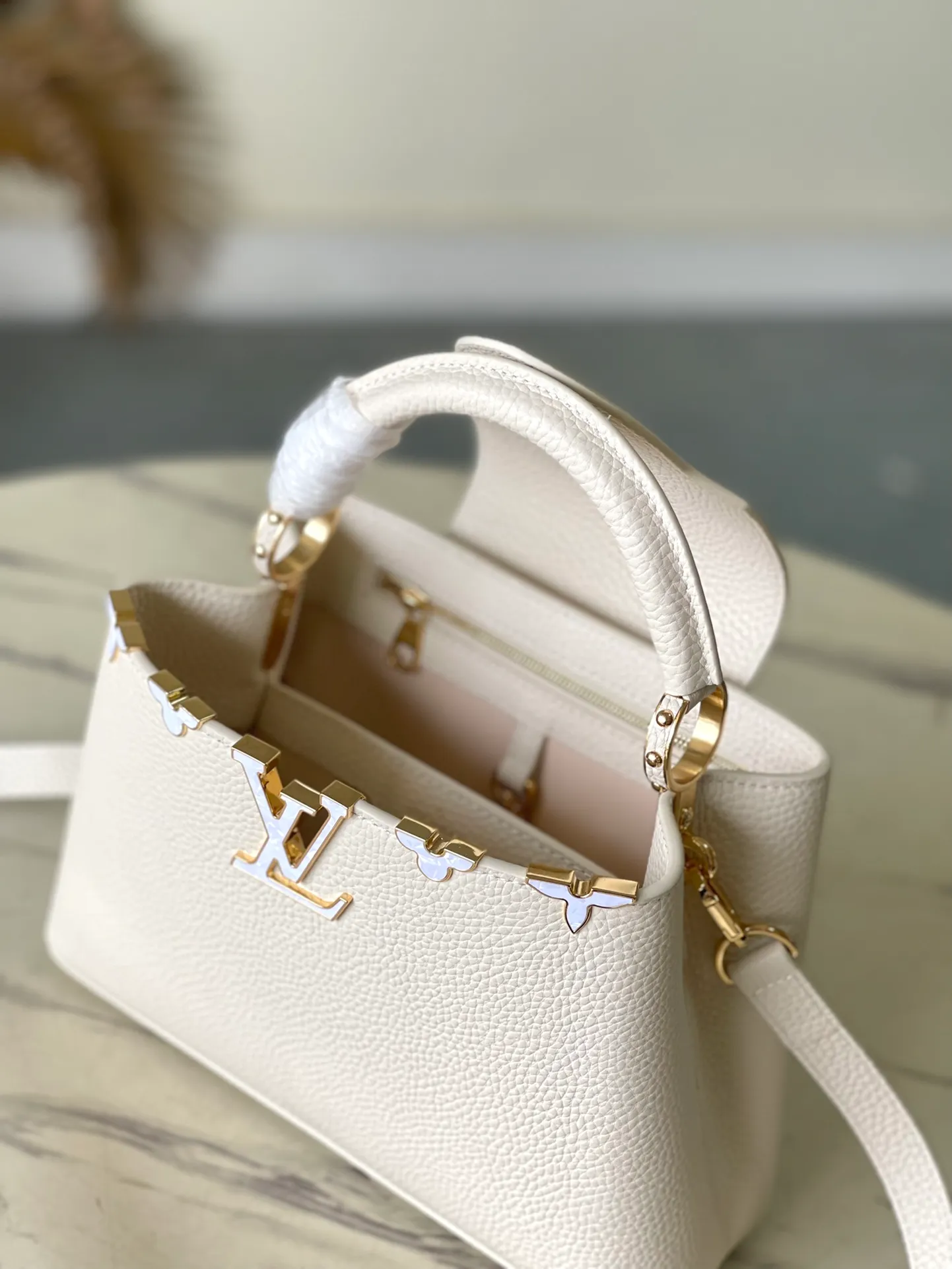 💰2460 (Special grade original leather) M23331/M48865 white with white mother-of-pearl corolla. This Capucines Flower Crown handbag is made of full-grain Taurillon leather and is embellished with Monogram flowers. Each flower is made of exquisite shells. The LV logo and the flowers echo each other, giving this feminine handbag a jewel-like luster. Use the detachable shoulder strap cleverly. You can switch it as a crossbody. Size: 27 * 18*9cm