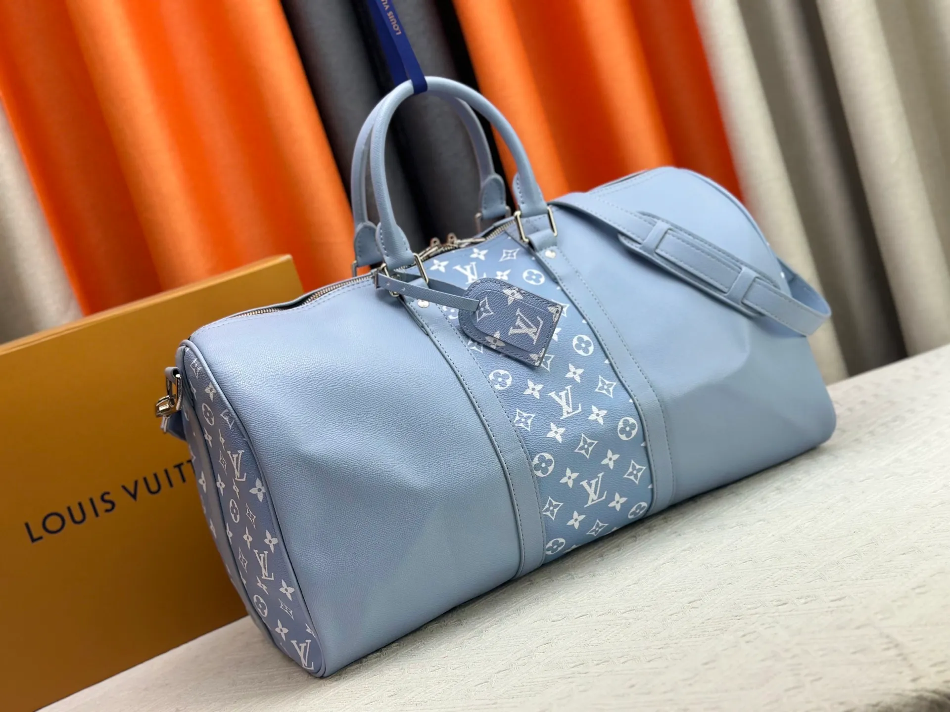 P340 upgraded original M41416 M23962 M40667 M41418 M14122 2025 summer travel bag, using cross pattern to combine classic design and iconic details. Made of Damier Graite canvas and hand luggage size. It has a unique rounded leather handle and an adjustable and detachable shoulder strap. The shoulder pads on the shoulder strap make it more comfortable to carry. Detachable bag can be used as a clutch or pocket. size: 50x29x23cm (length x height x width)
