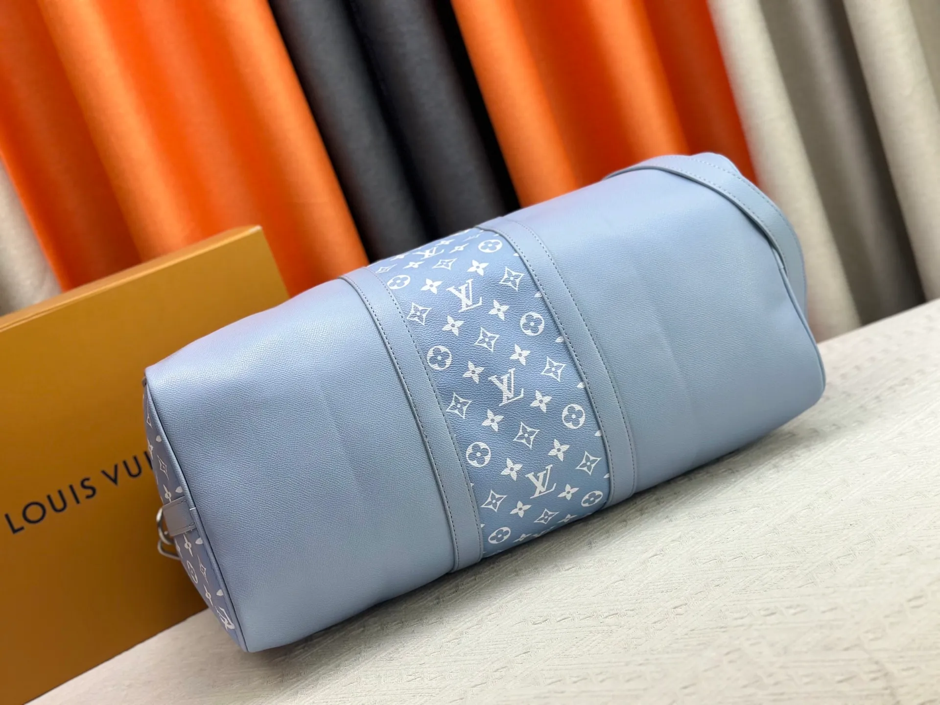 P340 upgraded original M41416 M23962 M40667 M41418 M14122 2025 summer travel bag, using cross pattern to combine classic design and iconic details. Made of Damier Graite canvas and hand luggage size. It has a unique rounded leather handle and an adjustable and detachable shoulder strap. The shoulder pads on the shoulder strap make it more comfortable to carry. Detachable bag can be used as a clutch or pocket. size: 50x29x23cm (length x height x width)