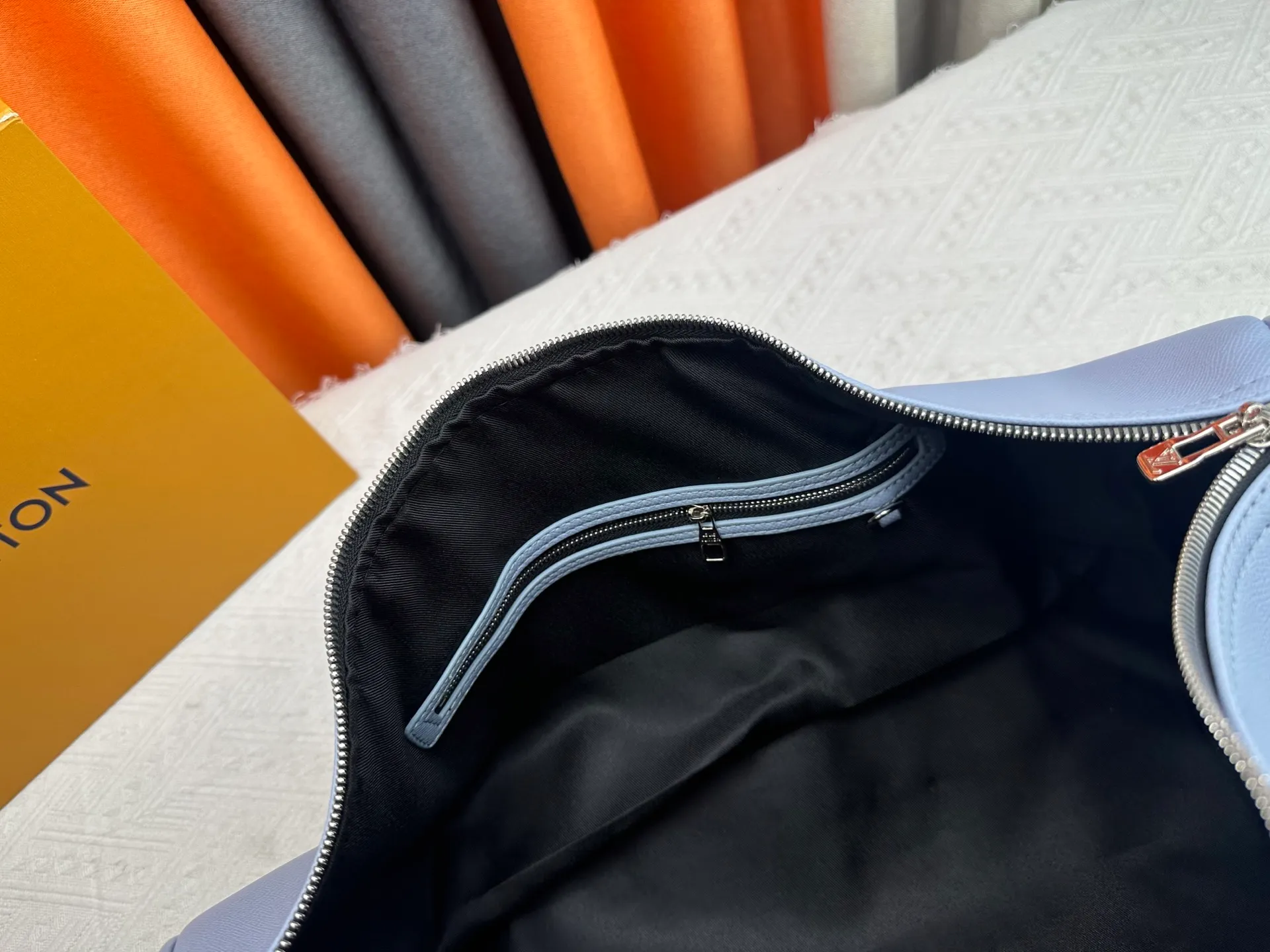 P340 upgraded original M41416 M23962 M40667 M41418 M14122 2025 summer travel bag, using cross pattern to combine classic design and iconic details. Made of Damier Graite canvas and hand luggage size. It has a unique rounded leather handle and an adjustable and detachable shoulder strap. The shoulder pads on the shoulder strap make it more comfortable to carry. Detachable bag can be used as a clutch or pocket. size: 50x29x23cm (length x height x width)
