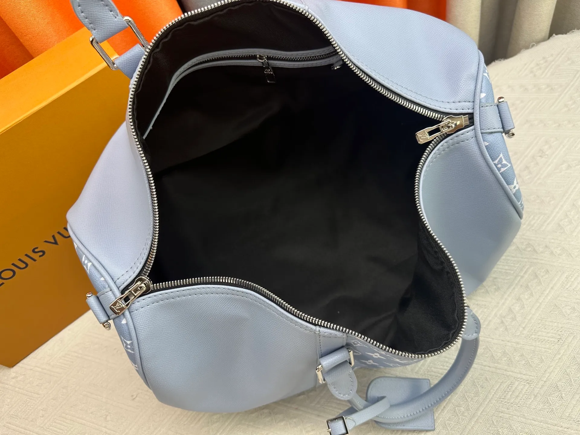 P340 upgraded original M41416 M23962 M40667 M41418 M14122 2025 summer travel bag, using cross pattern to combine classic design and iconic details. Made of Damier Graite canvas and hand luggage size. It has a unique rounded leather handle and an adjustable and detachable shoulder strap. The shoulder pads on the shoulder strap make it more comfortable to carry. Detachable bag can be used as a clutch or pocket. size: 50x29x23cm (length x height x width)