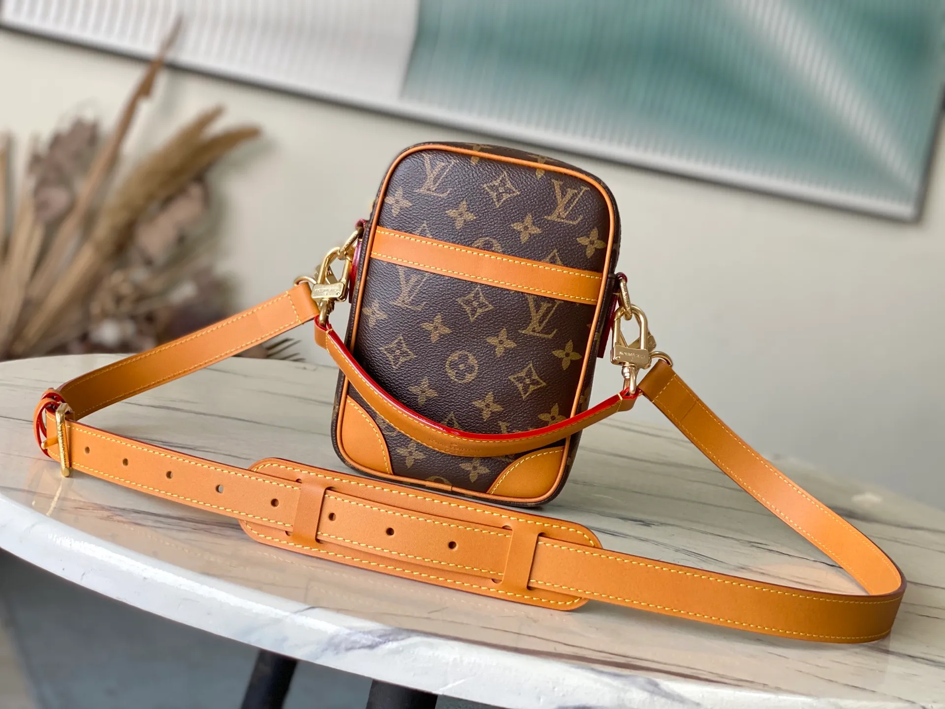 💰940 Top Original Order M14013 In the 2024 spring and summer series, Pharrel Wiliams explored the brand’s archives, drew inspiration from the fashion of the 1980s, and crafted the Danube crossbody bag with timeless style and timeless style. The body of the bag is made of smooth Monogram canvas, with premium distressed cow leather trimming the edges. The pearl zipper continues Pharrel Wiliams’ classic elements from the previous series. It also has a detachable handle and shoulder strap, allowing you to switch between carrying methods at will. Dimensions: 16 × 21 × 6 cm