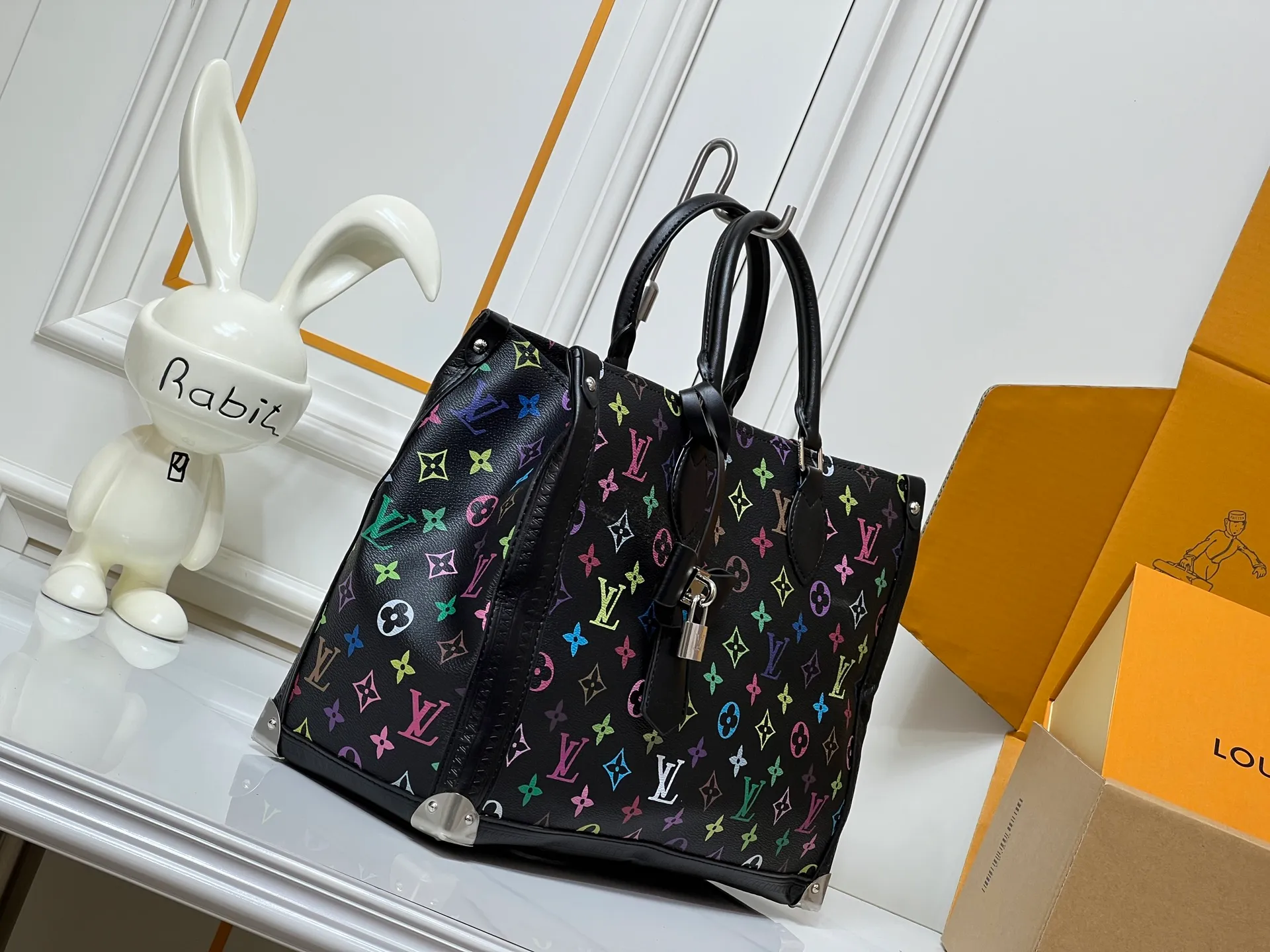 Batch 280💰Upgraded original M13079 Louis Vuitton x Takashi Murakami reissue series interprets the OnTheGo medium handbag in a smart way. The colorful Monogram canvas body, cowhide leather trim and LV x TM key bag highlight the sophisticated style. The shiny corners recall the design of traditional Louis Vuitton luggage, and the shoulder strap and top handle allow for multiple carrying methods. Dimensions: 35.0 x 27.0 x 14.0 cm (length x height x width)