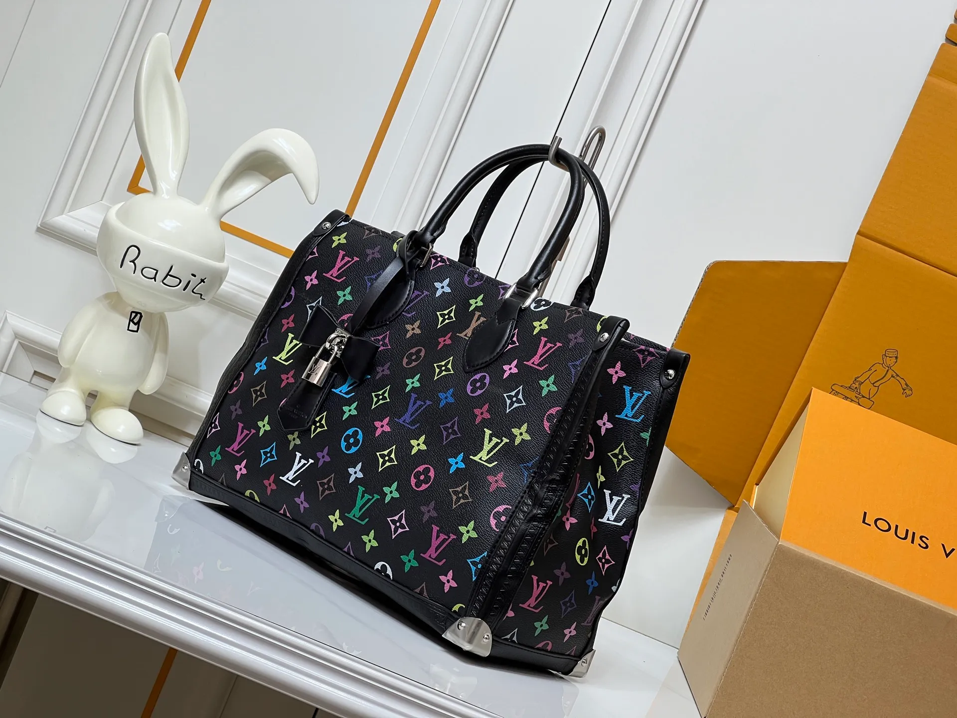 Batch 280💰Upgraded original M13079 Louis Vuitton x Takashi Murakami reissue series interprets the OnTheGo medium handbag in a smart way. The colorful Monogram canvas body, cowhide leather trim and LV x TM key bag highlight the sophisticated style. The shiny corners recall the design of traditional Louis Vuitton luggage, and the shoulder strap and top handle allow for multiple carrying methods. Dimensions: 35.0 x 27.0 x 14.0 cm (length x height x width)