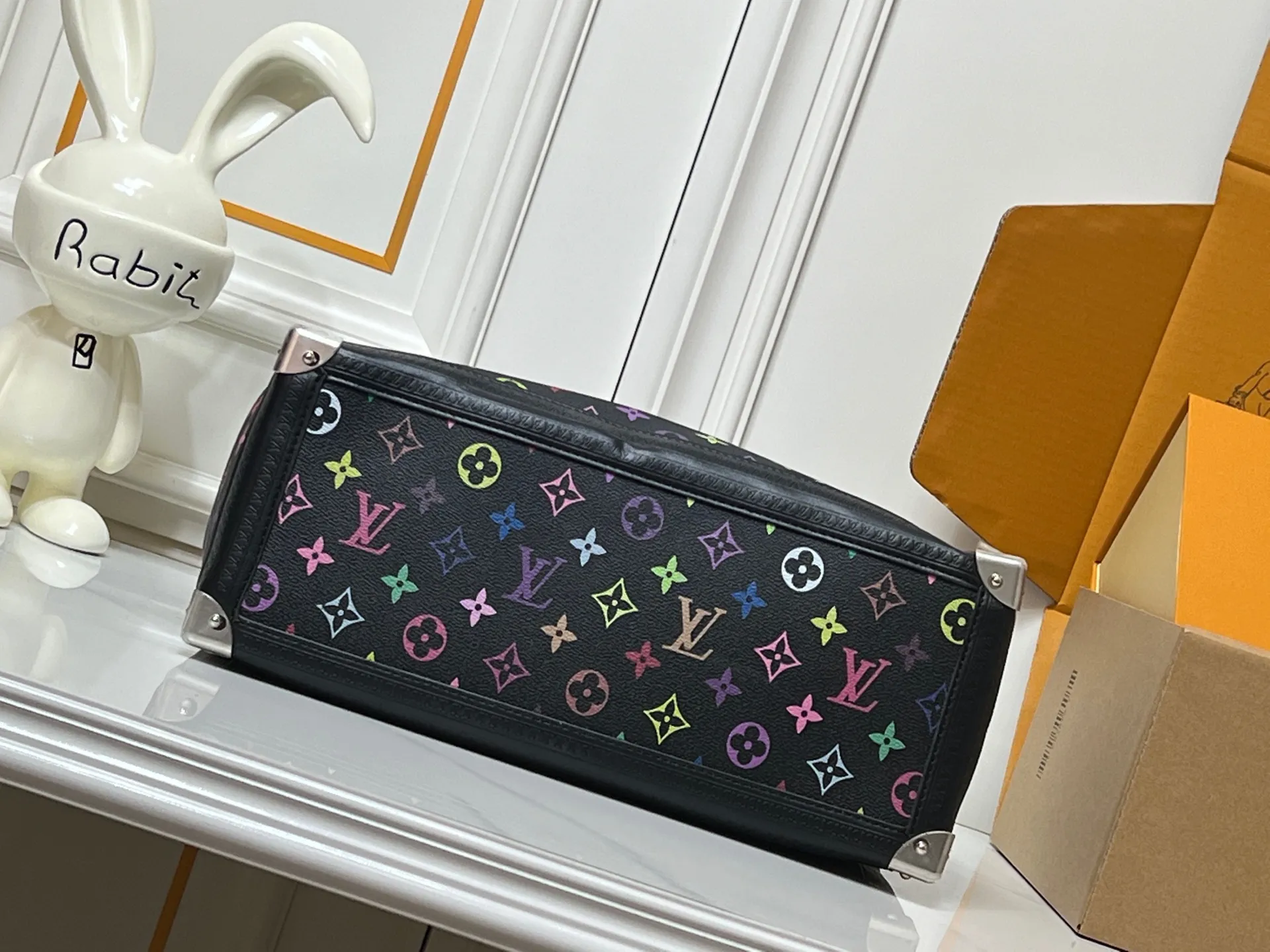 Batch 280💰Upgraded original M13079 Louis Vuitton x Takashi Murakami reissue series interprets the OnTheGo medium handbag in a smart way. The colorful Monogram canvas body, cowhide leather trim and LV x TM key bag highlight the sophisticated style. The shiny corners recall the design of traditional Louis Vuitton luggage, and the shoulder strap and top handle allow for multiple carrying methods. Dimensions: 35.0 x 27.0 x 14.0 cm (length x height x width)